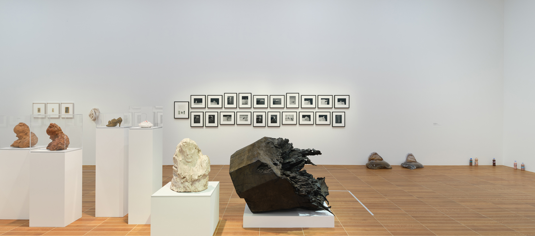 Medardo Rosso, Portinaia, 1883-1884, cire sur plâtre, 37 x 32.5 x 19 cm, (c) musée Lehmbruck, Duisbourg vue de l'exposition Medardo Rosso, l’invention de la sculpture, section L'Informe , ID de la propriété : 91838, (c) photo photo Max Ehrengruber, Boombartstic Art Magazine