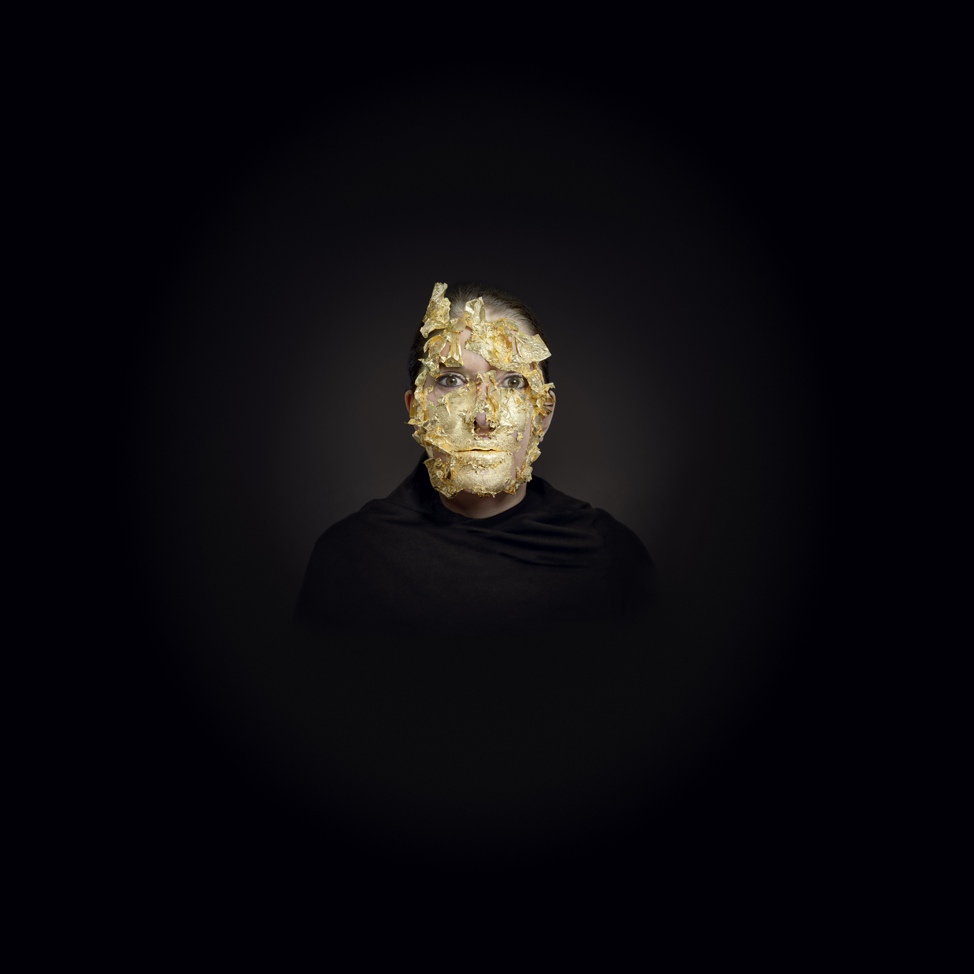 Marina Abramović (*1946), Portrait with Golden Mask, 2010, vidéo, 30 min., courtesy Christen Sveaas' Art Foundation, dialogue exposition Edvard Munch, Angst, Kunstsammlungen Chemnitz, Allemagne, Chemnitz 2025, Capitale européenne de la Culture, (c) courtesy Archives Marina Abramović - VG Bild-Kunst, Bonn 2025, Magazine d'art Boombartstic