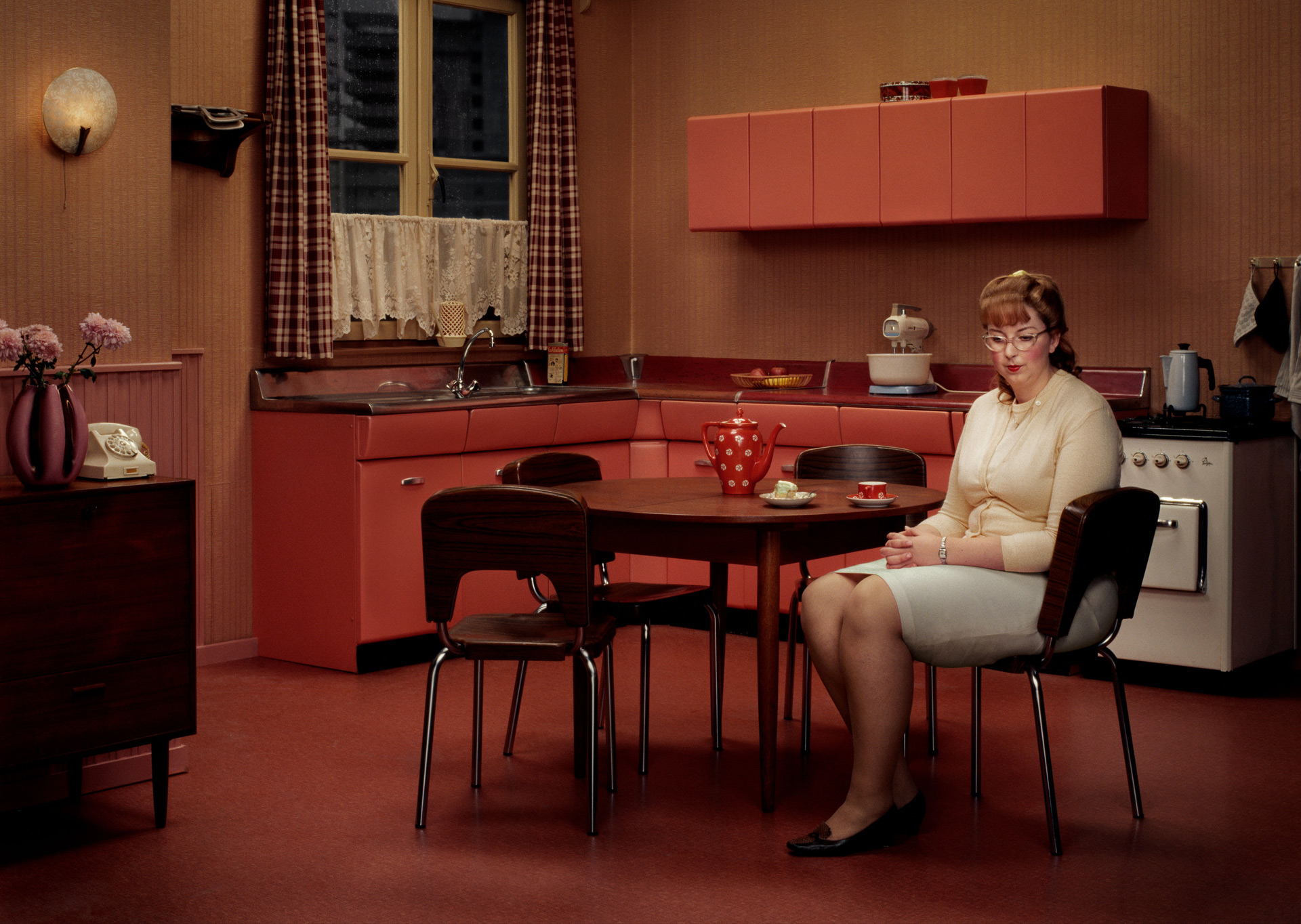 Erwin Olaf (1959–2023), Scènes – La Cuisine, 2005, Épreuve à développement chromogène, Studio Erwin Olaf, dialogue exposition Edvard Munch, Angst, Kunstsammlungen Chemnitz, Allemagne, Chemnitz 2025, Capitale européenne de la Culture, (c) Erwin Olaf, courtesy Galerie Ron Mandos – Amsterdam, Pays-Bas, Boombartstic Art Magazine