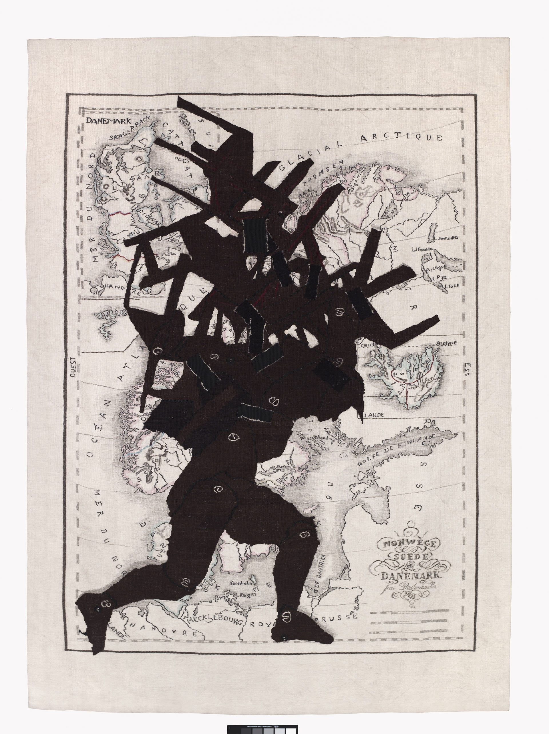 William Kentridge, Norvège, Suède et Danemark (Porteur avec chaises), 2005, tapisserie en mohair tissée à la main, 275 x 198 cm, exposition Listen to the Echo, Museum Folkwang, Essen, Allemagne, (c) William Kentridge, 2025, (c) photo courtesy Kentridge Studio, Boombartstic Art Magazine