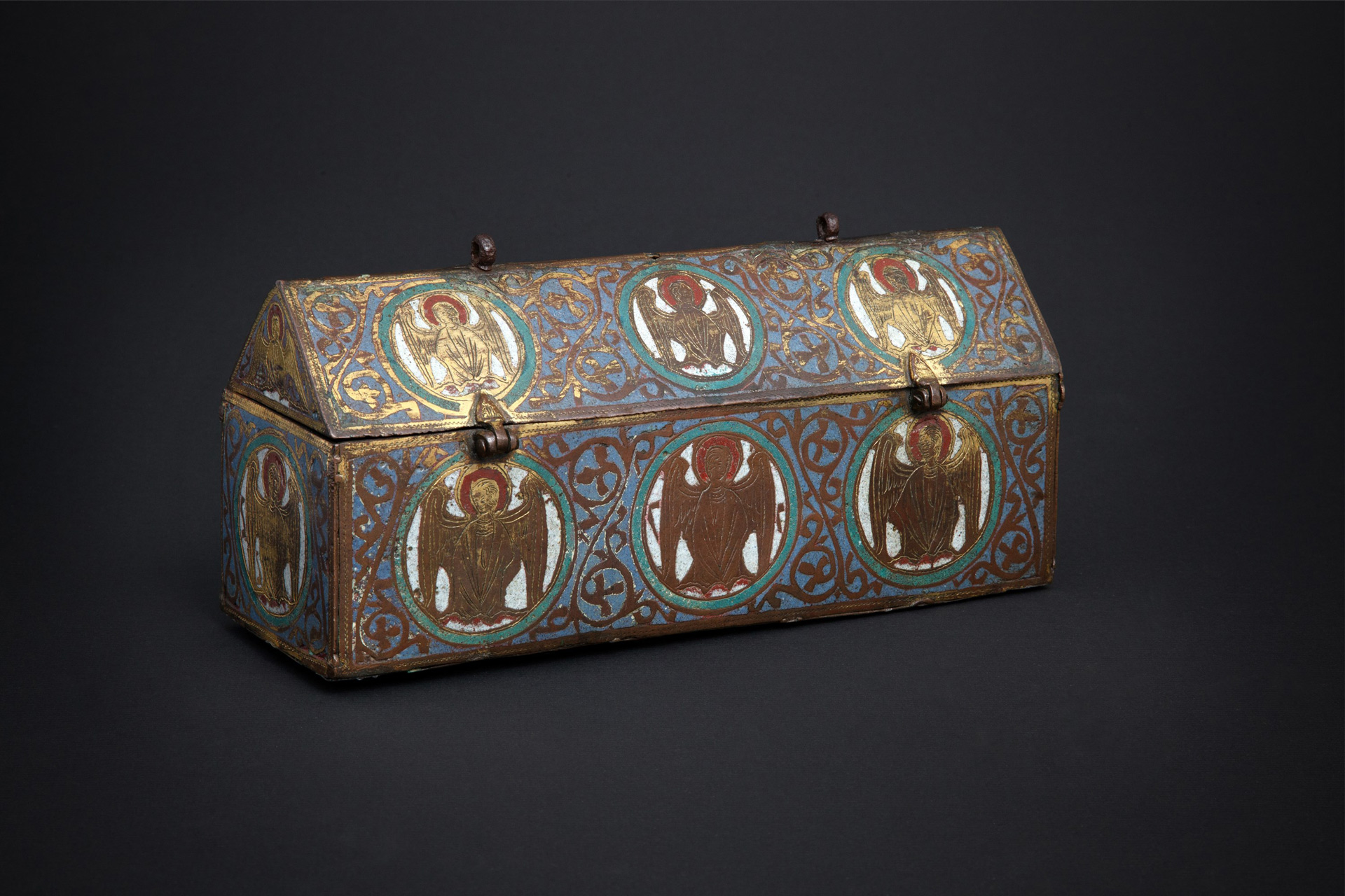 BRAFA 2026, Art et Patrimoine - Laurence Lenne, Reliquaire « en forme de sarcophage à toit mobile », Limoges, milieu du XIIIe siècle, Plaques de cuivre doré, émaux champlevés sur émail blanc, (c) photo courtesy Art et Patrimoine - Laurence Lenne, Boombartstic Art Magazine