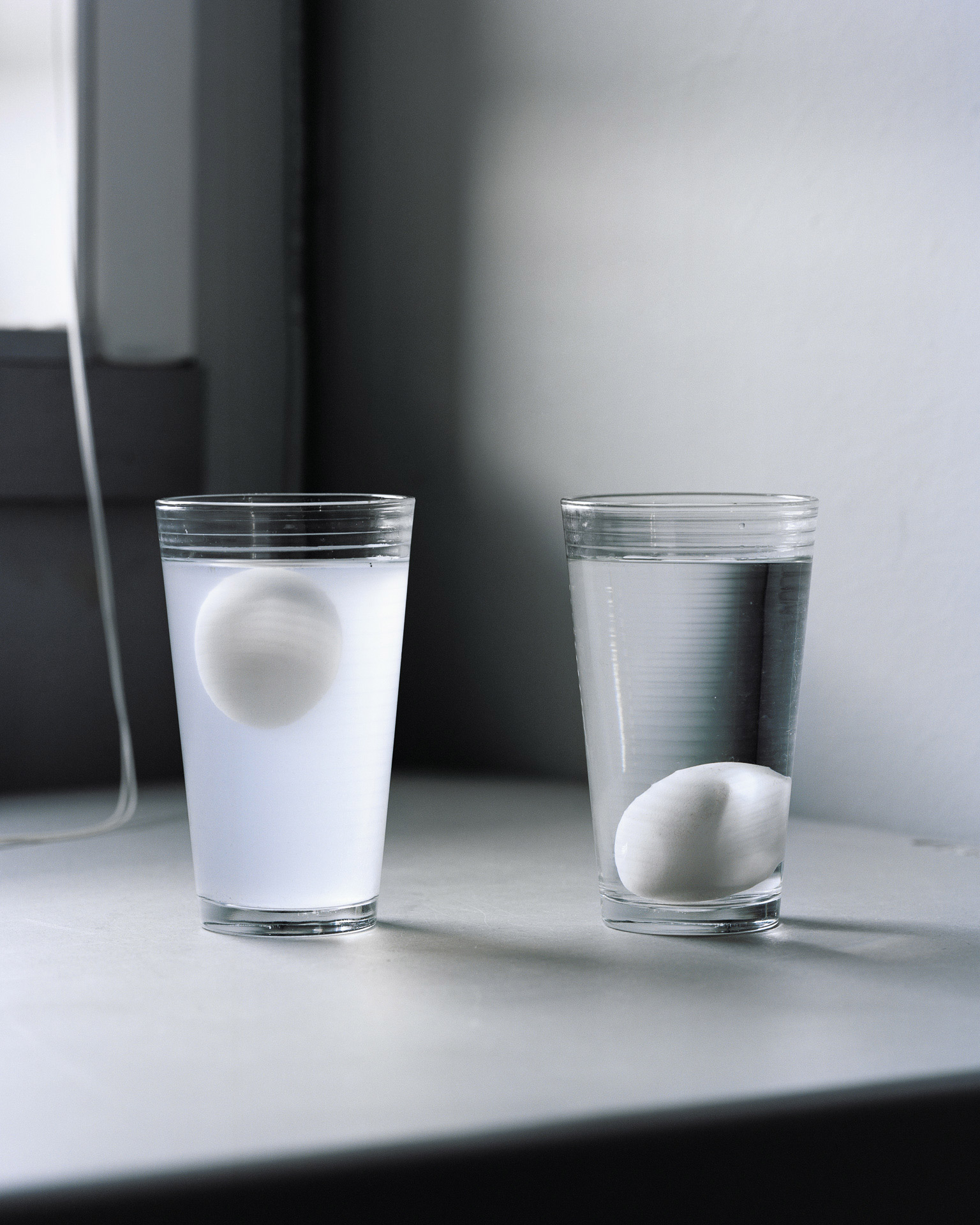 Philippe Braquenier, Bouyancy and Density Gravity doesn't exist, 2018, exposition Earth Not a Globe, Espace Contretype, Bruxelles, 2026, (c) Philippe Braquenier, Boombartstic Art Magazine