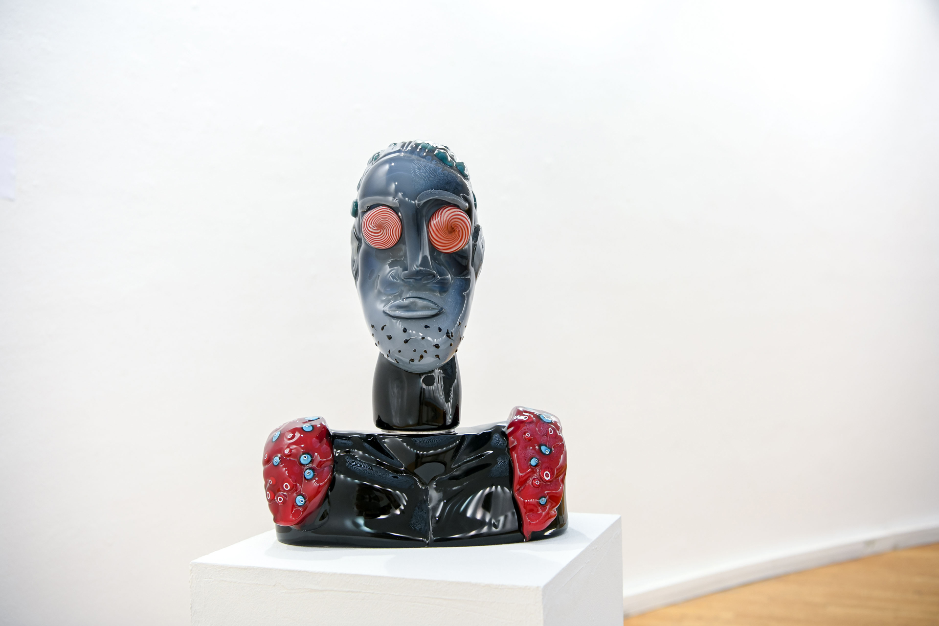 Ceramic Brussels 2026, focus Espagne, Présidence de l'UnIon Européenne, Al Tiba9 Gallery, Barry Wolfryd, verre de Murano, 49×36×16 cm, 2023, (c) photo courtesy Al Tiba9 Gallery, Boombartstic Art Magazine