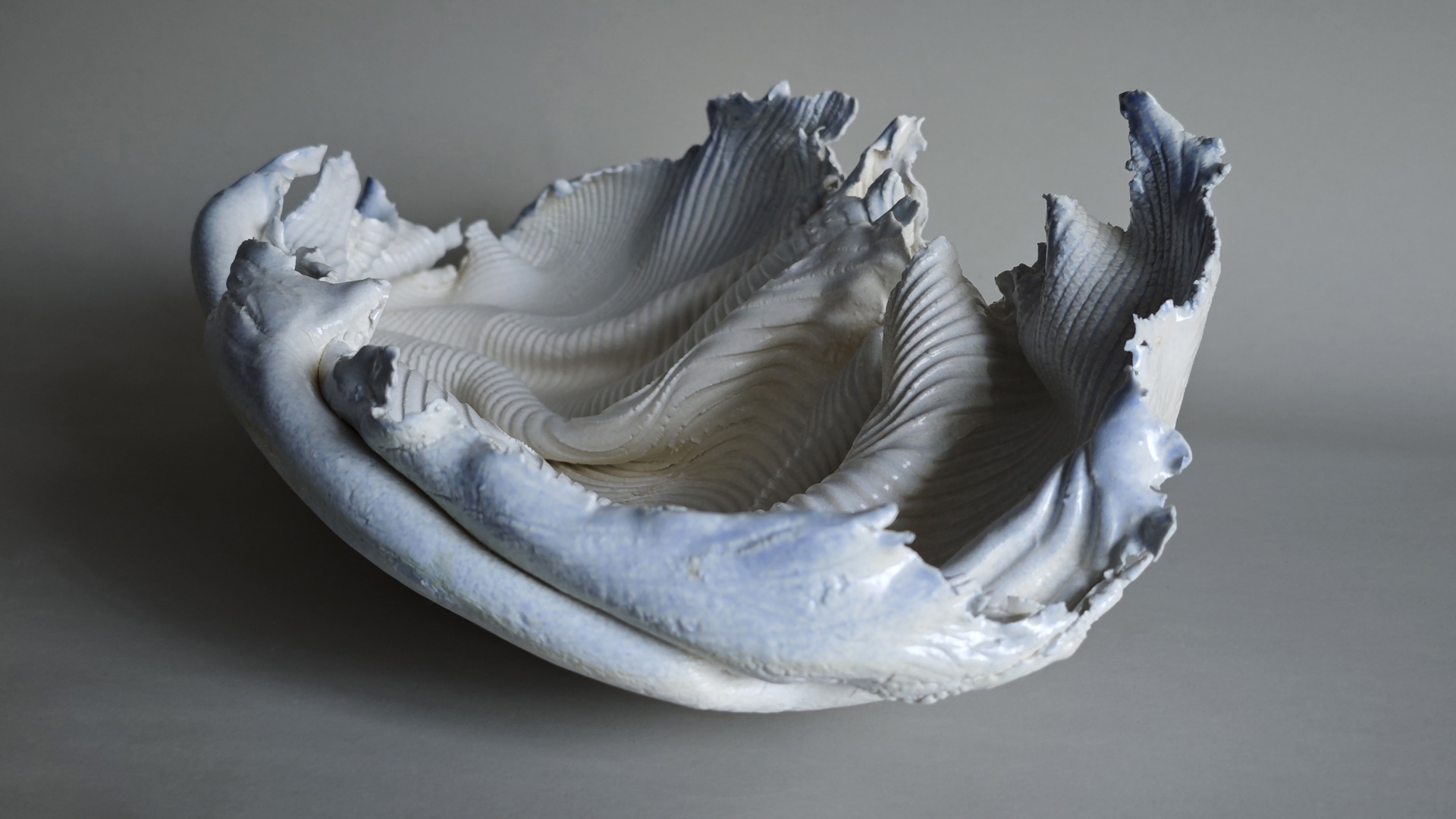 Ceramic Brussels 2026, Chaxartxart bv, Liu Langqing, Feuilles ondulantes formant des montagnes, porcelaine, 2025, 4,8 x 24,5 x 13,5 cm, (c) photo courtesy Chaxartxart, Boombartstic Art Magazine