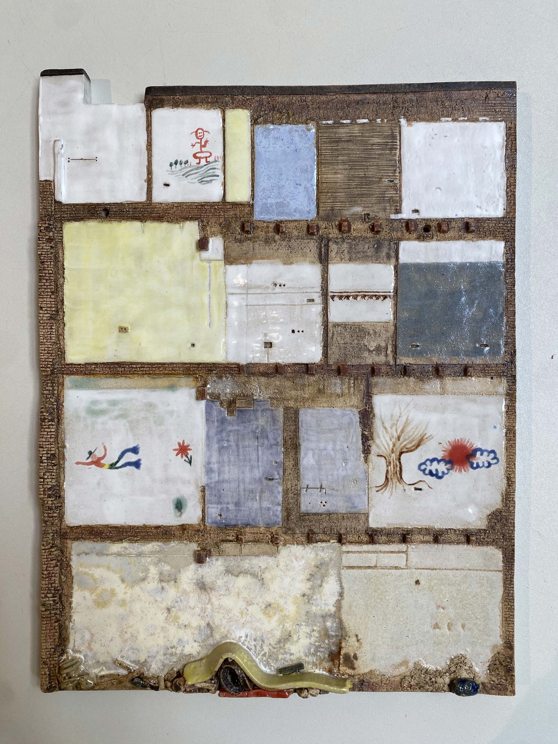 Ceramic Brussels 2026, Galerie Fontana, Asya Marakulina, Ma Maison au Soleil, 2025, sculpture murale en céramique, 30 x 20 x2 cm, (c) photo courtesy Galerie Fontana, Boombartstic Art Magazine