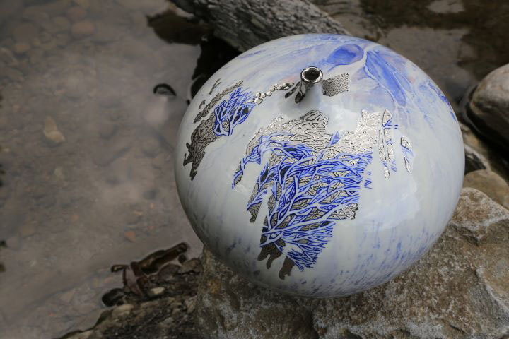 Ceramic Brussels 2026, Galerie Vallois, Paloma Chang, Goutte d'eau, (c) photo courtesy Galerie Vallois, Boombartstic Art Magazine