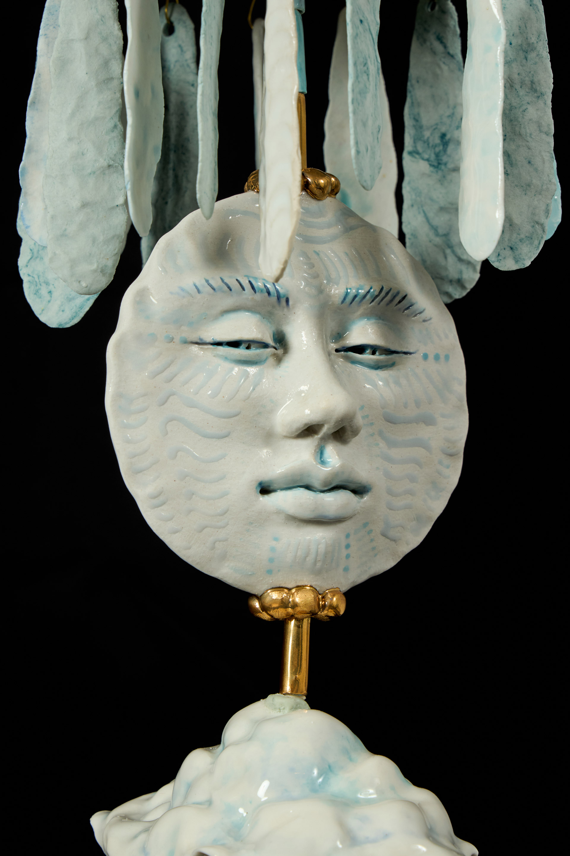 Ceramic Brussels 2026, Sealed Earth Galerie, Maggy Ioannou, Greed, grès argile porcelaine, 185 x 120 x 40 cm, (c) photo courtesy Sealed Earth Galerie, Boombartstic Art Magazine