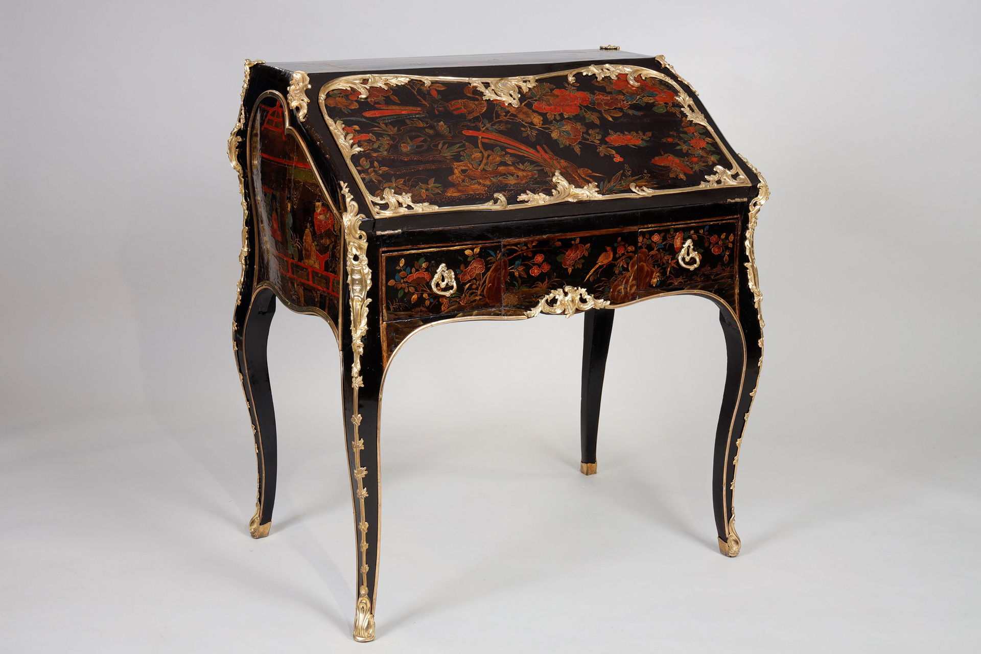 BRAFA 2026, Costermans, Jacques Dubois (Pontoise 1694-1763 Paris), Bureau à abattant en laque de Chine, époque Louis XV, Laque de Chine et montures en bronze doré, H 93 x L 85 x P 54,5 cm, Estampillé Jacques Dubois, ébéniste parisien, maître reçu en 1742, (c) photo Costermans, Boombartstic Art Magazine