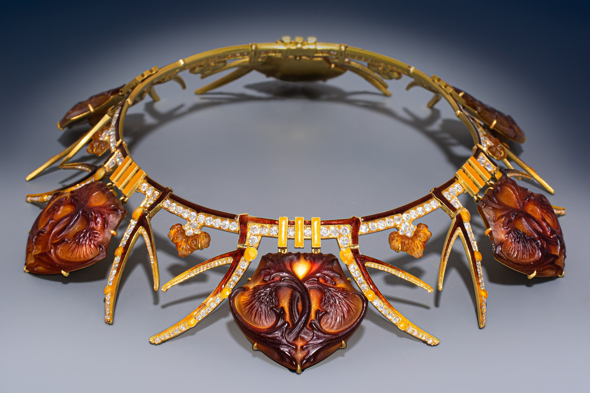 BRAFA 2026, Epoque Fine Jewels, René Lalique (1860-1945, Paris), Collier Chardon Art Nouveau, Paris, vers 1905, Or, diamants, émail et verre, Signé Lalique, Le bijou est présenté dans son écrin d’origine, portant l’inscription Lalique, Place Vendôme 24, Paris, provenance collection privée, France, (c) photo courtesy Epoque Fine Jewels, Boombartstic Art Magazine