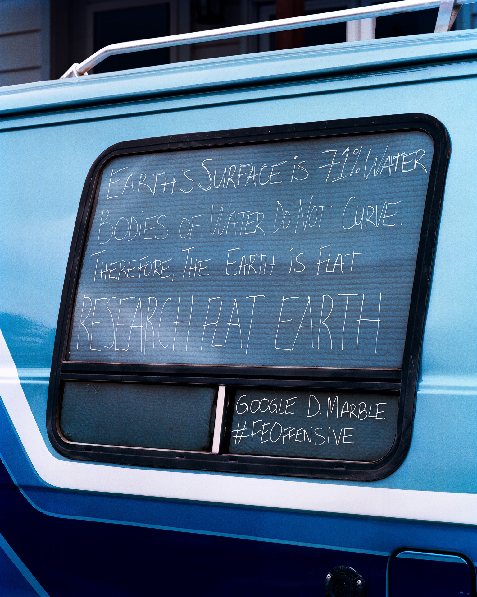 Philippe Braquenier, Propaganda Van, 2018, exposition Earth Not a Globe, Espace Contretype, Bruxelles, 2026, (c) Philippe Braquenier, Boombartstic Art Magazine