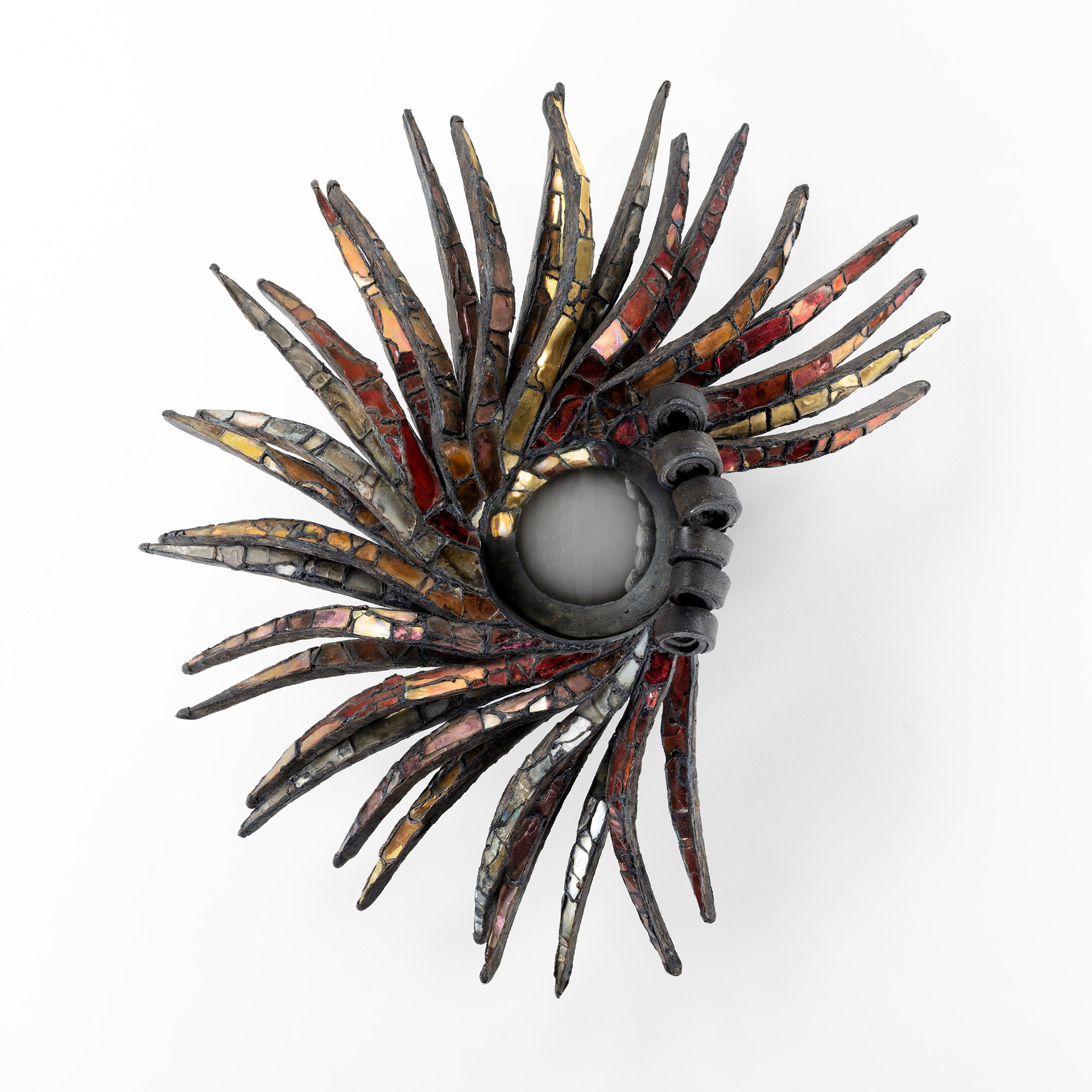 BRAFA 2026, Unforget Decorative Arts, Line Vautrin (Paris, 1913-1997), Miroir « Crète de coq », vers 1965, Talosel incrusté de fragments de miroir, H 50 x L 41,5 cm Diamètre au niveau de la sorcière centrale : 10 cm, œuvre est accompagnée d'un certificat d'authenticité délivré par le Comité Line Vautrin, (c) photo courtesy Unforget Decorative Arts, Boombartstic Art Magazine