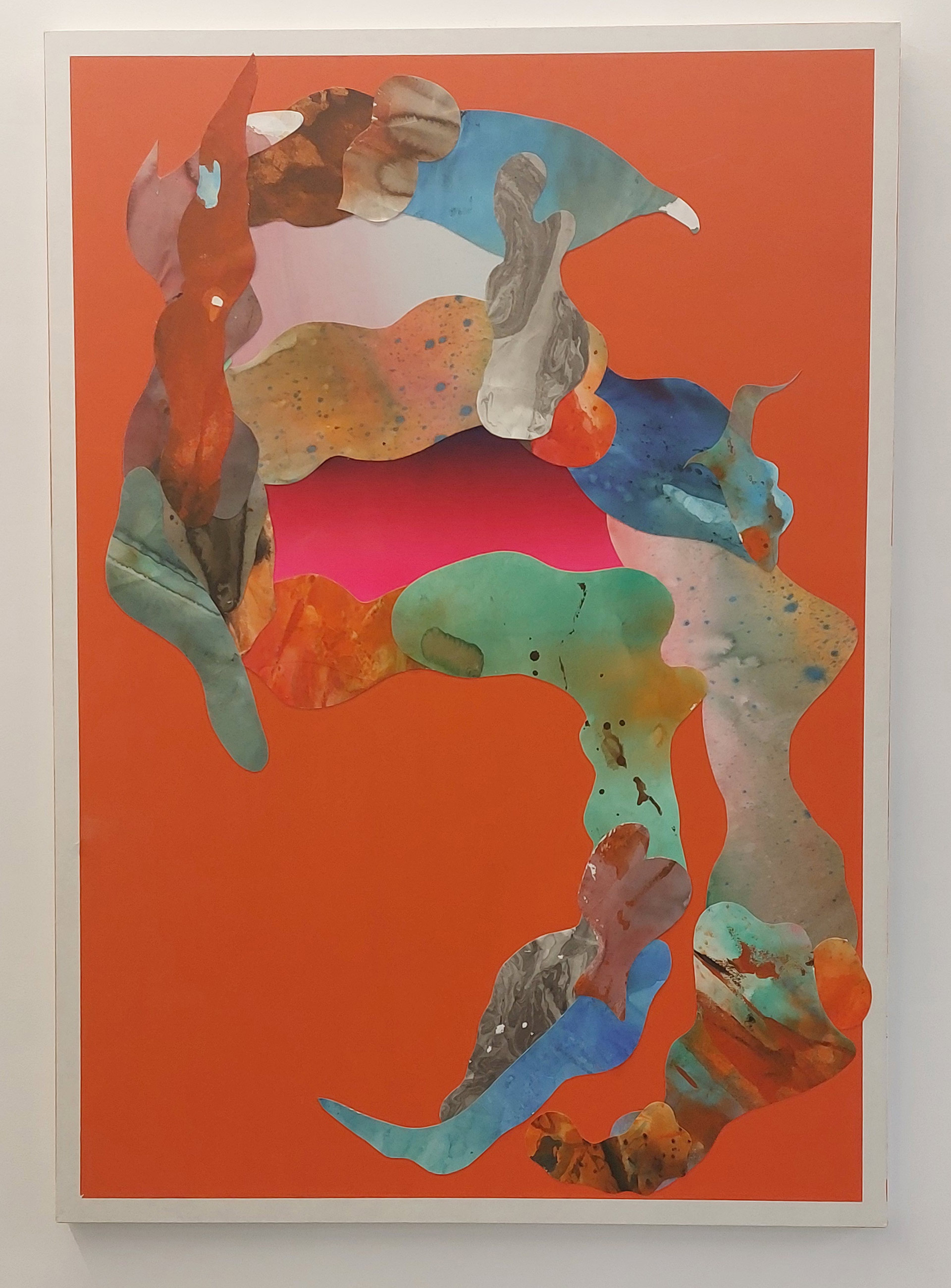 Ousmane Bâ, Métamorphose, 2025, panneau de bois, matériaux : Sumi, pigment japonais sur washi (pigment japonais), collage et peinture, 146 x 100 cm, exposition Afrikoyo-e, Gallery 41, Bruxelles, 2026, (c) courtesy Gallery 41, (c) photo Boombartstic Art Magazine