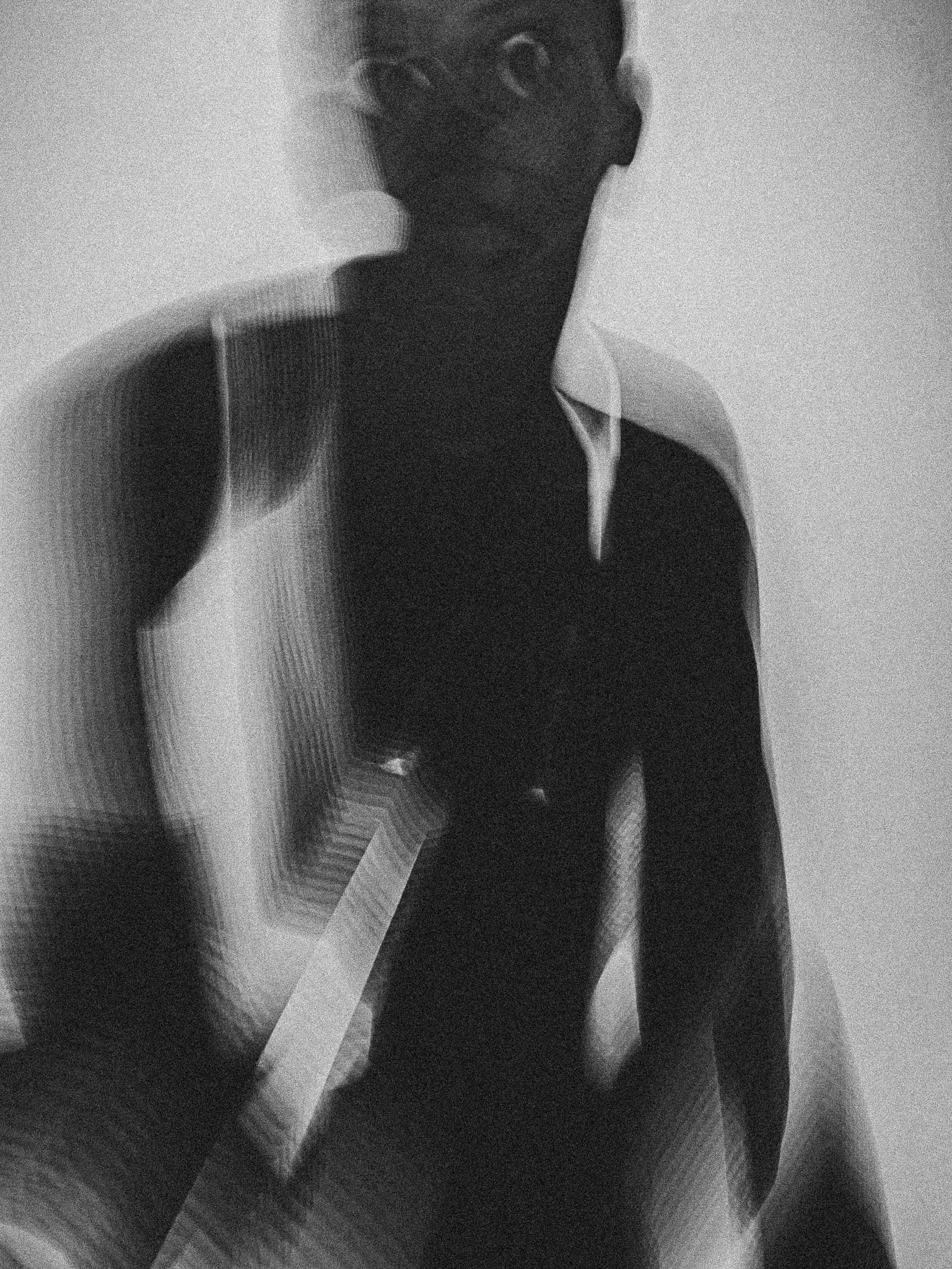 Jaïr Marc Castillo, Amigu, 2025, 103,30 x 90 cm, Impression jet d'encre sur papier Hahnemühle Photo Rag métallisé, encadrement en chêne, verre de musée et numéroté, Édition de 5 exemplaires, exposition Den Silencio, Entry Gallery, Bruxelles, 2026, (c) Jaïr Marc Castillo, courtesy Entry Gallery, Boombartstic Art Magazine