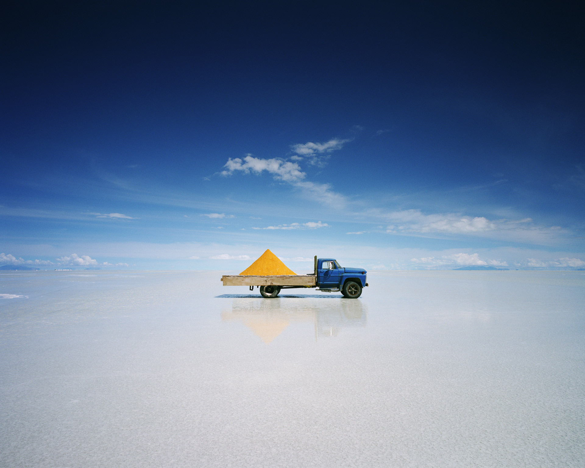 Scarlett Hooft Graafland, Blue Truck, 100 x 125 cm, Impression jet d'encre sur dibond, édition1/6, exposition Beyond the Horizon, Michèle Schoonjans Gallery, Bruxelles, 2026, (c) Scarlett Hooft Graafland, courtesy Michèle Schoonjans Gallery, Boombartstic Art Magazine