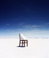 Scarlett Hooft Graafland, Chair, 38 x 38 cm, Impression analogique sur Dibond, édition 2/10, exposition Beyond the Horizon, Michèle Schoonjans Gallery, Bruxelles, 2026, (c) Scarlett Hooft Graafland, courtesy Michèle Schoonjans Gallery, Boombartstic Art Magazine