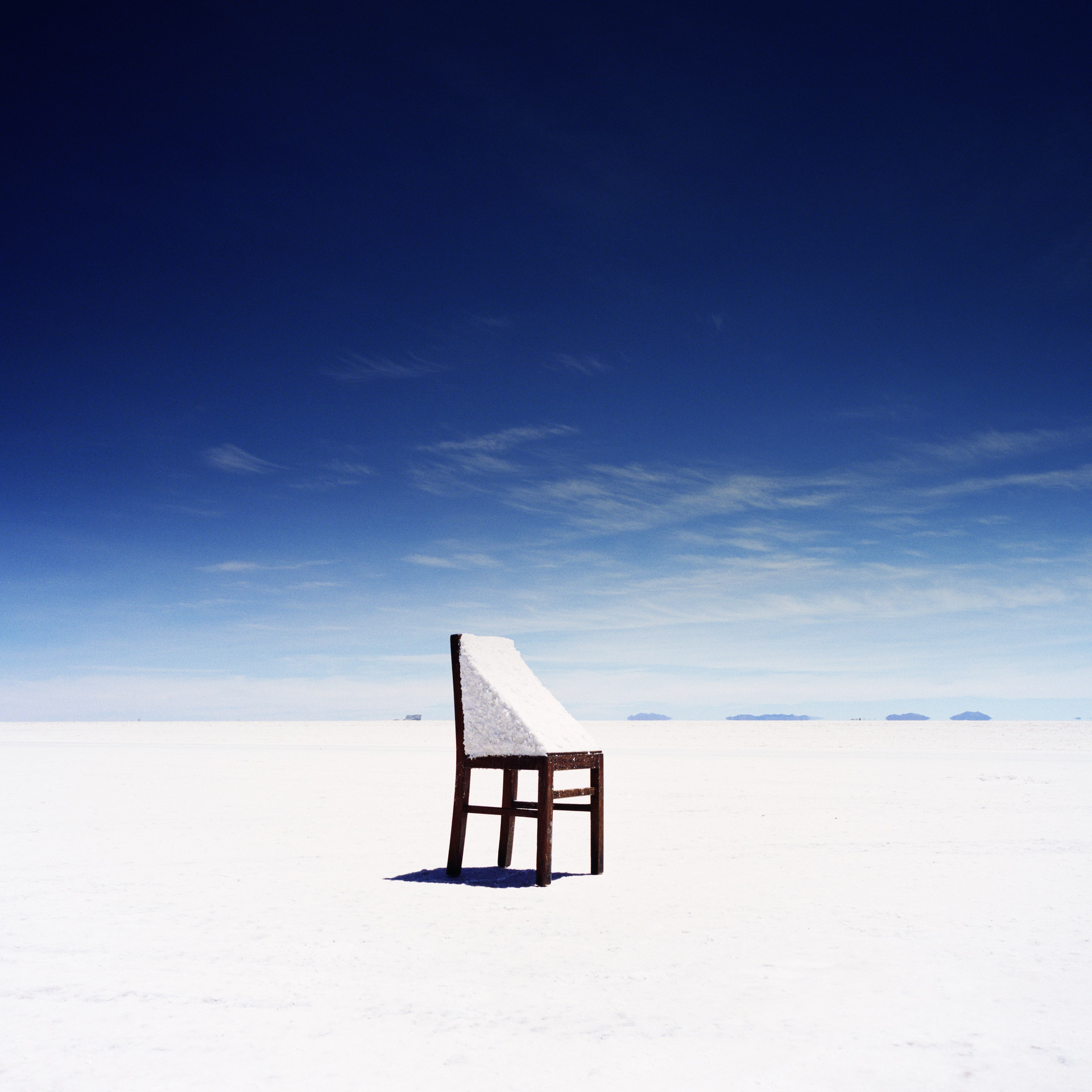 Scarlett Hooft Graafland, Chair, 38 x 38 cm, Impression analogique sur Dibond, édition 2/10, exposition Beyond the Horizon, Michèle Schoonjans Gallery, Bruxelles, 2026, (c) Scarlett Hooft Graafland, courtesy Michèle Schoonjans Gallery, Boombartstic Art Magazine