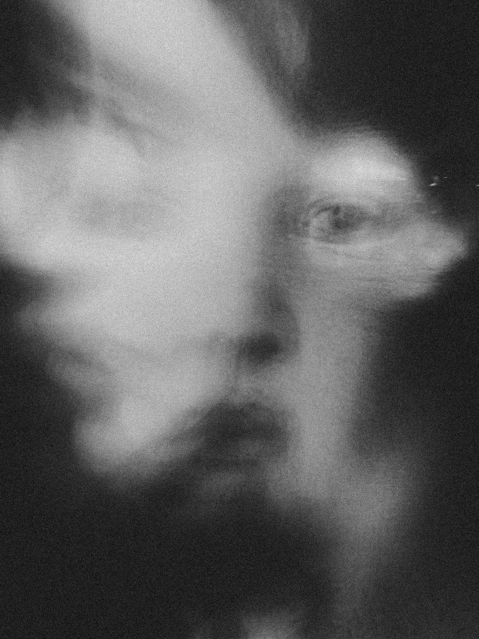 Jaïr Marc Castillo, Refleho di e Pasado - Reflet du Passé, 2022, 63 x 50 cm, impression jet d'encre sur papier Hahnemühle Photo Rag métallisé, encadrement en chêne, verre de musée et numéroté, Édition de 5, exposition Den Silencio, Entry Gallery, Bruxelles, 2026, (c) Jaïr Marc Castillo, courtesy Entry Gallery, Boombartstic Art Magazine