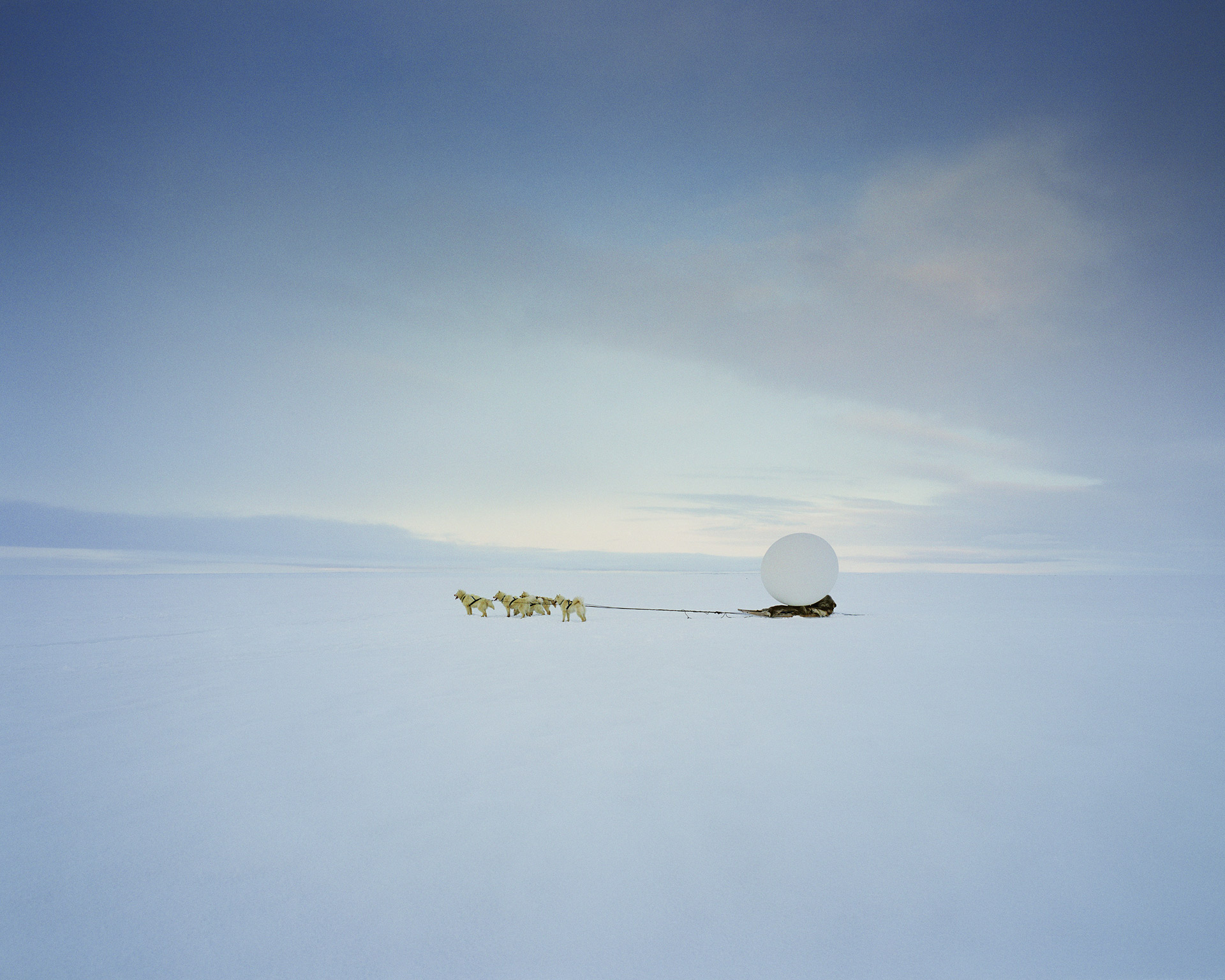 Scarlett Hooft Graafland, My white Night, 60 x 75 cm, Impression analogique sur Dibond, édition 1/12, exposition Beyond the Horizon, Michèle Schoonjans Gallery, 2026, (c) Scarlett Hooft Graafland, courtesy Michèle Schoonjans Gallery, Boombartstic Art Magazine