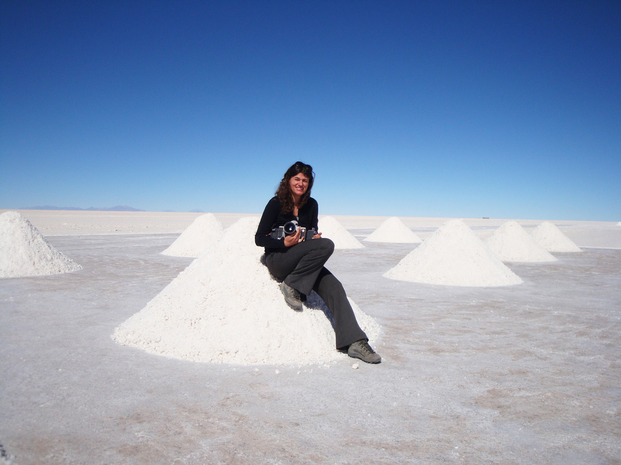 Scarlett Hooft Graafland, portrait dans le désert de sel de Salar d'Uyuni (Bolivie), (c) photo courtesy Michèle Schoonjans Gallery, Bruxelles, 2026, Boombartstic Art Magazine
