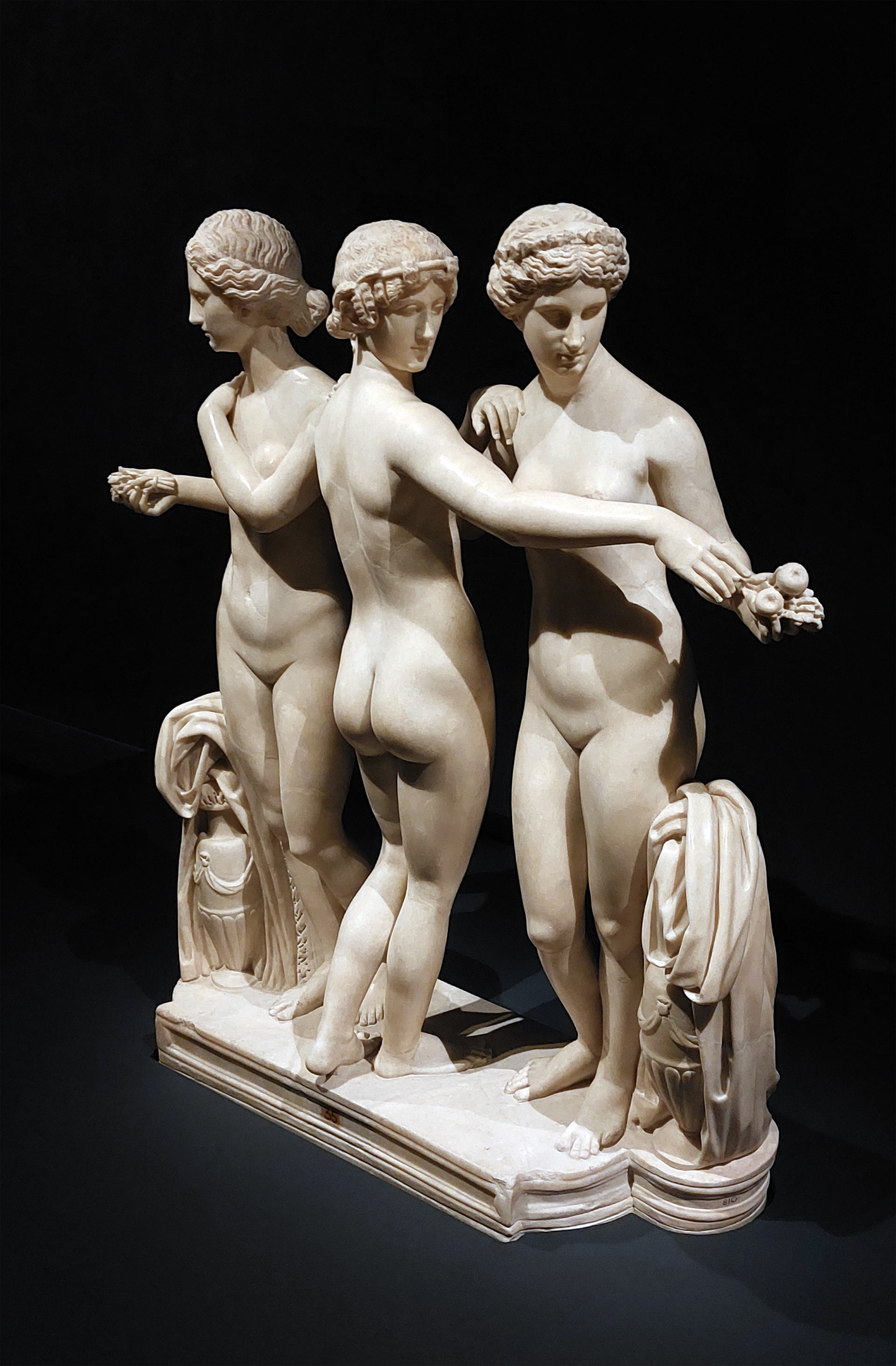 Les trois Grâces, marbre blanc à gros grains, 2ème siècle après JC, Musei Vaticani, Gabinetto delle Maschere, inv. 810, vue de l'exposition Bellezza e Bruttezza, BOZAR, 2026, (c) photo Eric Mabille, Boombartstic Art Magazine