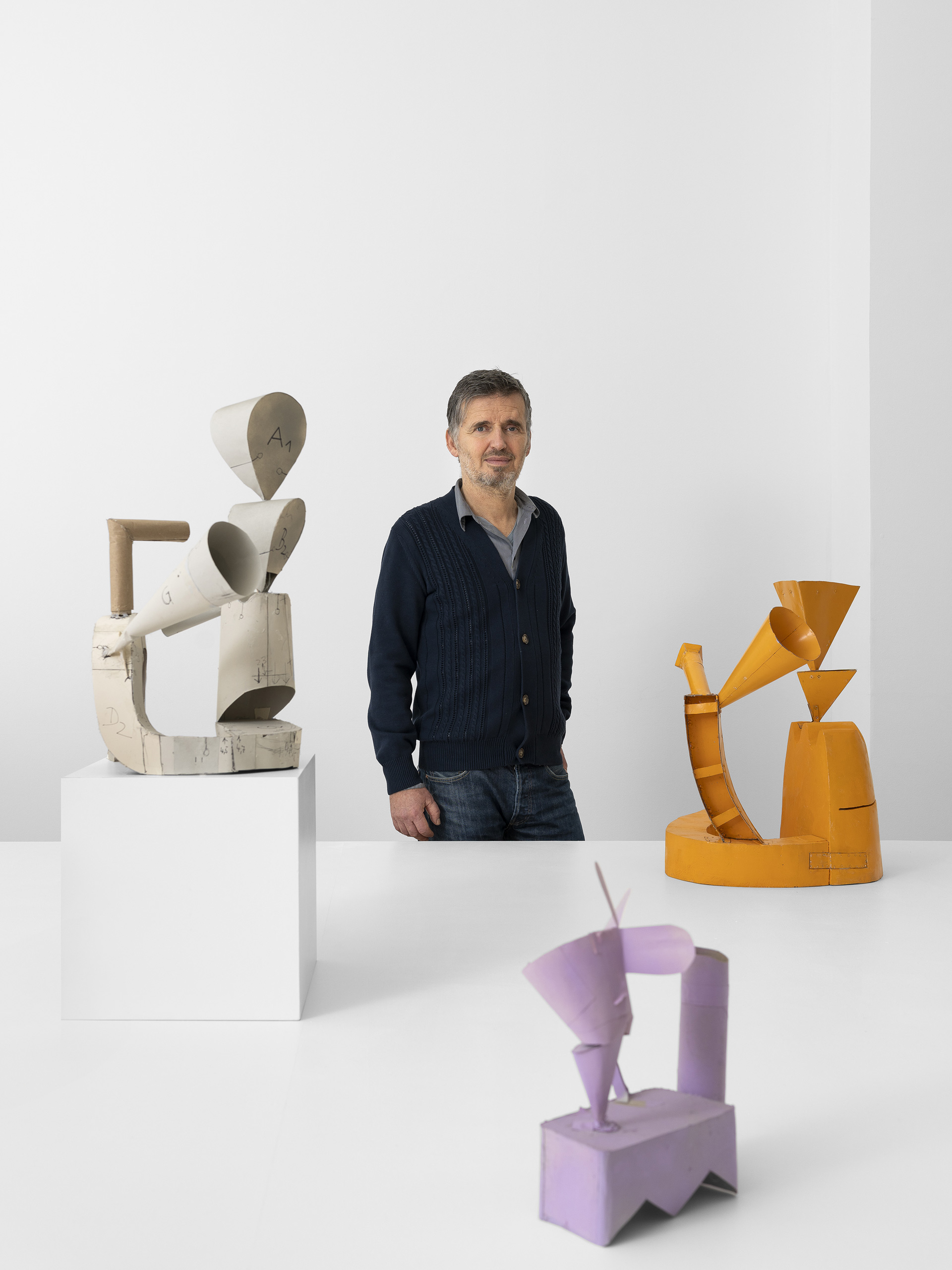 Thomas Kiesewetter, portrait et vue de l'exposition New Sculptures, Sorry We're Closed, Bruxelles, 2026, (c) photo Hugard et Vanoverschelde, courtesy Sorry We're Closed, Boombartstic Art Magazine