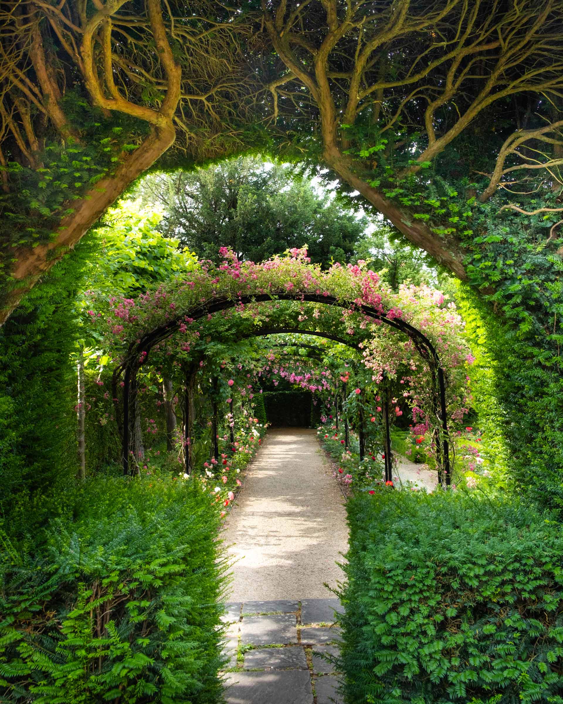 Musée van Buuren, les jardins, pergola, Bruxelles, (c) photo Michael Binkin, agenda Boombartstic avril 2026, Paysages & Jardins, (c) Boombartstic Art Magazine