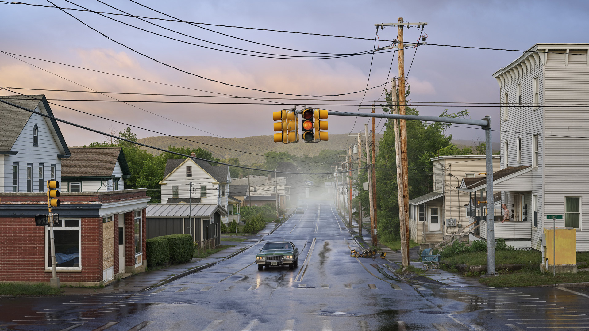 Gregory Crewdson, Alone Street (An Eclipse of Moths), 2018-2019, Digital pigment print, 148 x 247 cm, (c) Courtesy Gregory Crewdson, Galerie Templon, exposition Gregory Crewdson, Eveningside, Musée de la Photographie de Charleroi, 2026, agenda Boombartstic avril 2026, Paysages & Jardins
