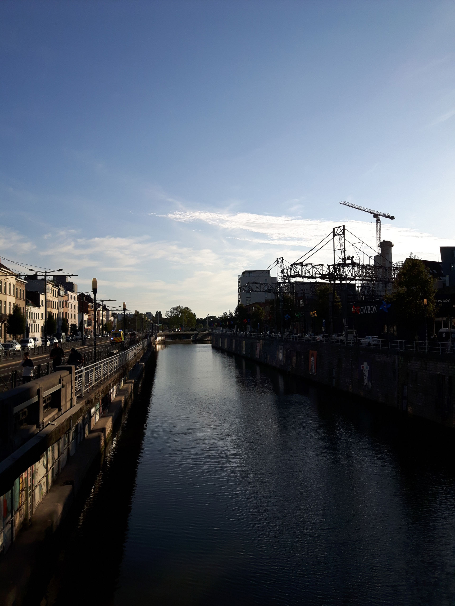 Vue en soirée sur le canal de Bruxelles, (c) photo Eric Mabille, agenda avril 2026, Paysages & Jardins, Boombartstic Art Magazine