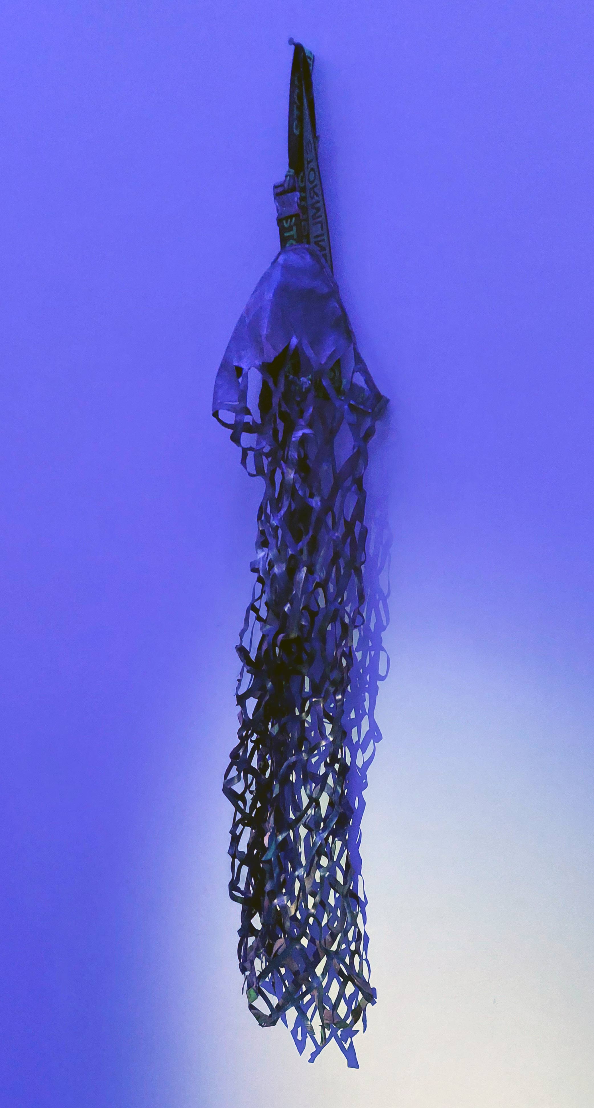 Louisa Marajo, vue de l'exposition La Solidarité des Destins - restitution de résidence au Grau du Roi, détail, veste-filet de pêcheur, CRAC Occitanie, Sète, France, 2026, (c) courtesy Louisa Marajo, (c) photo Eric Mabille, Boombartstic Art Magazine