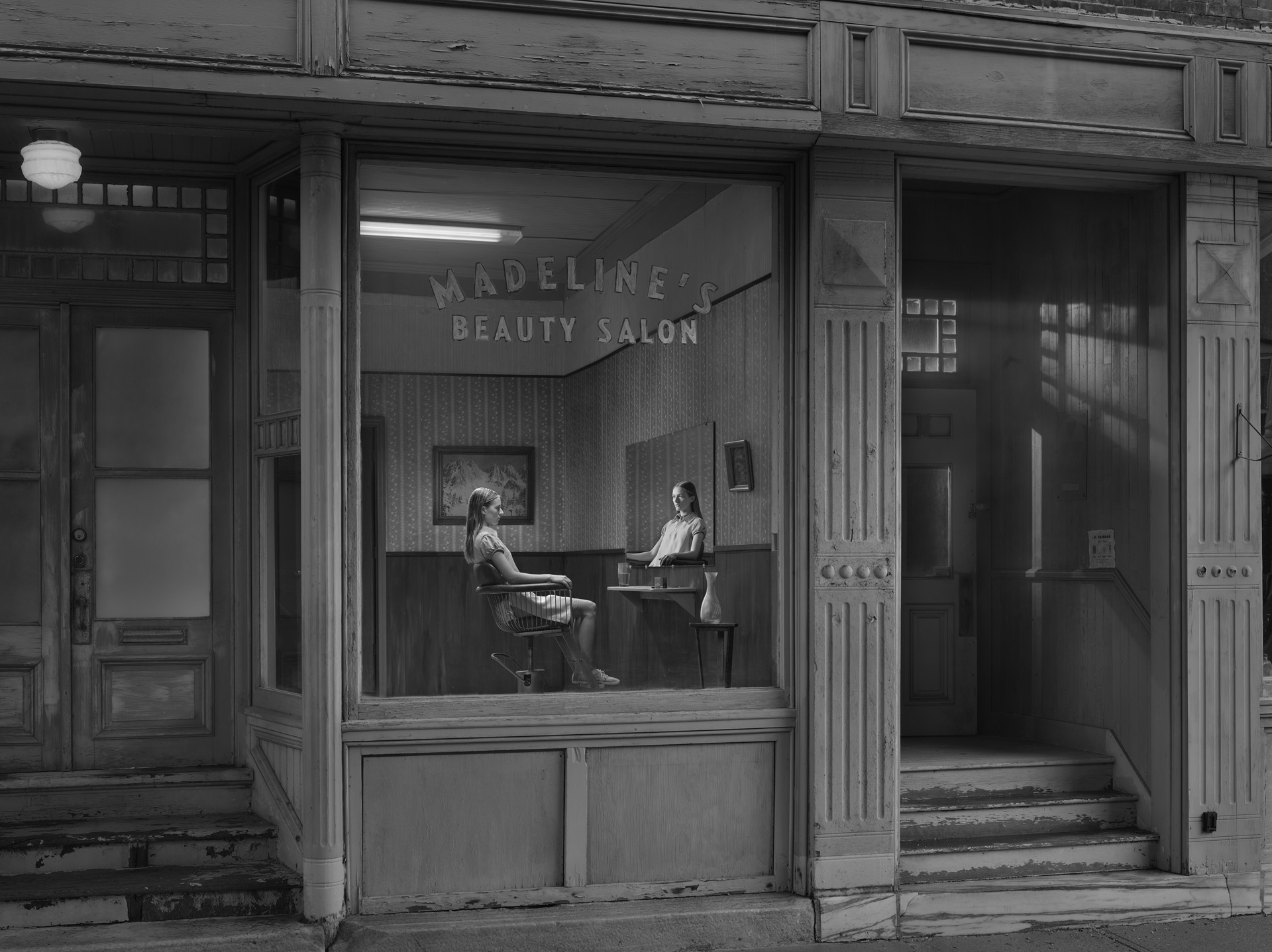 Gregory Crewdson, Madeline's Beauty Salon, 2021-2022, tirage numérique pigmentaire monté sur Dibond, 102 × 132 cm — 40 1/4 × 52 in, (c) Gregory Crewdson, Courtesy of the artist and Templon, Paris – Brussels – New York, agenda avril 2026, Paysages & Jardins, Boombartstic Art Magazine