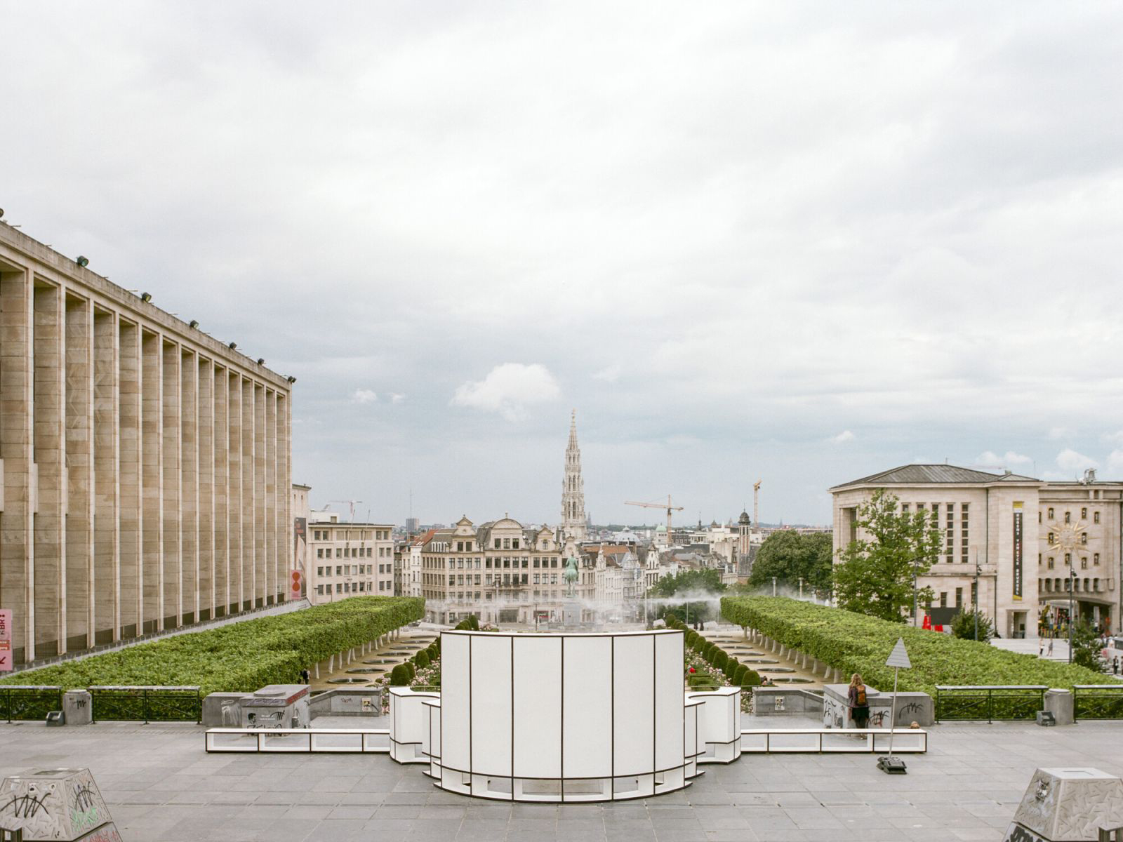Urban Brussels, année thématique 'Les Paysages urbains', photo Mont des Arts, Festival Urban Summer, 2021, œuvre (c) Séverin Malaud, (c) photo Urban Brussels, agenda avril 2026, Paysages & Jardins, Boombartstic Art Magazine