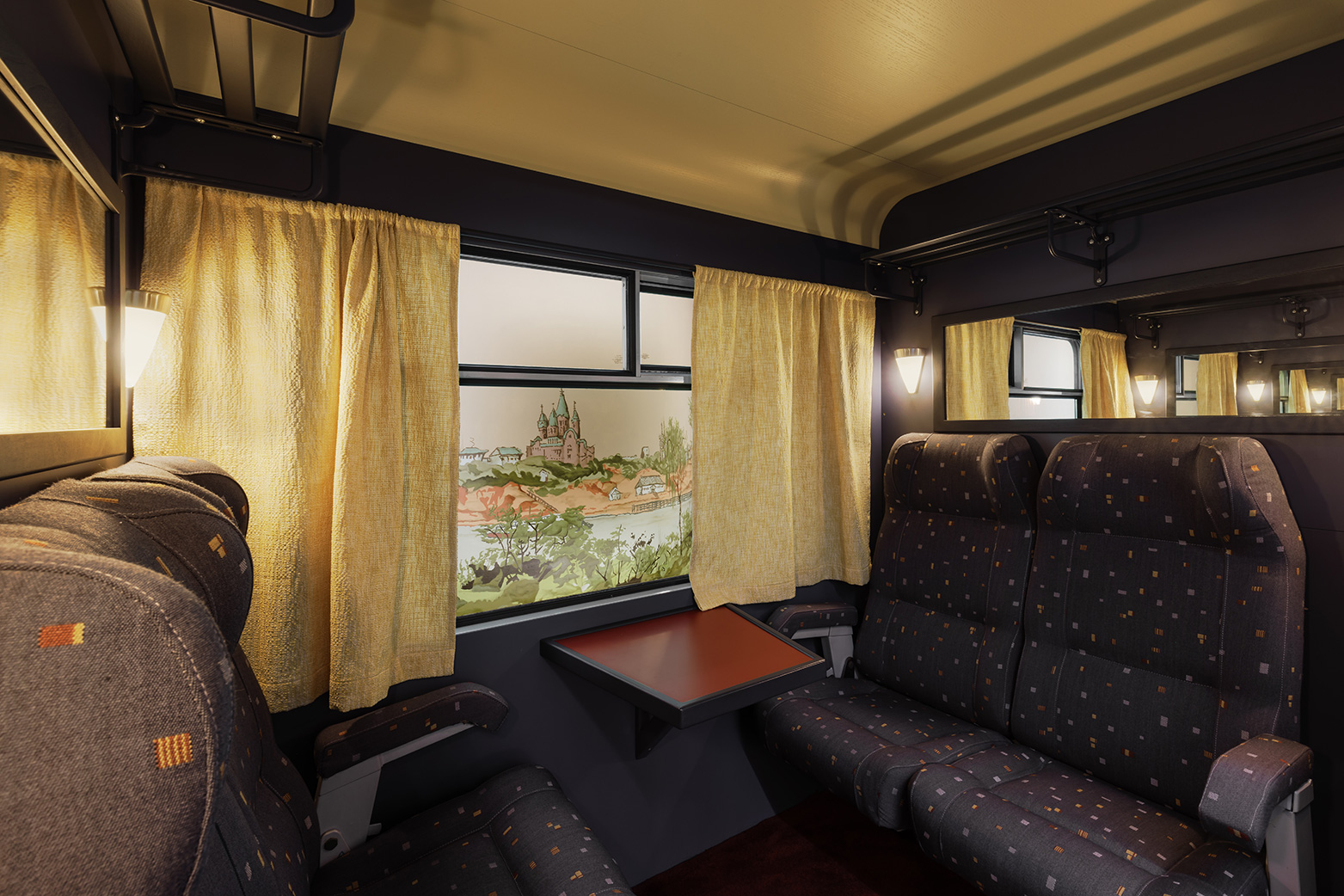 Lucy McKenzie, Moving Panorama (Trans Siberian), Structures en bois, mobilier ferroviaire, verre, textile, moteur, acrylique et huile sur toile sur tambour mécanique, exposition Plastic Newspaper, CRAC Occitanie, Sète, France, (c) Courtesy Lucy McKenzie et Galerie Buchholz, Cologne, (c) photo Lisa Rastl, agenda avril 2026, Paysages & Jardins, Boombartstic Art Magazine