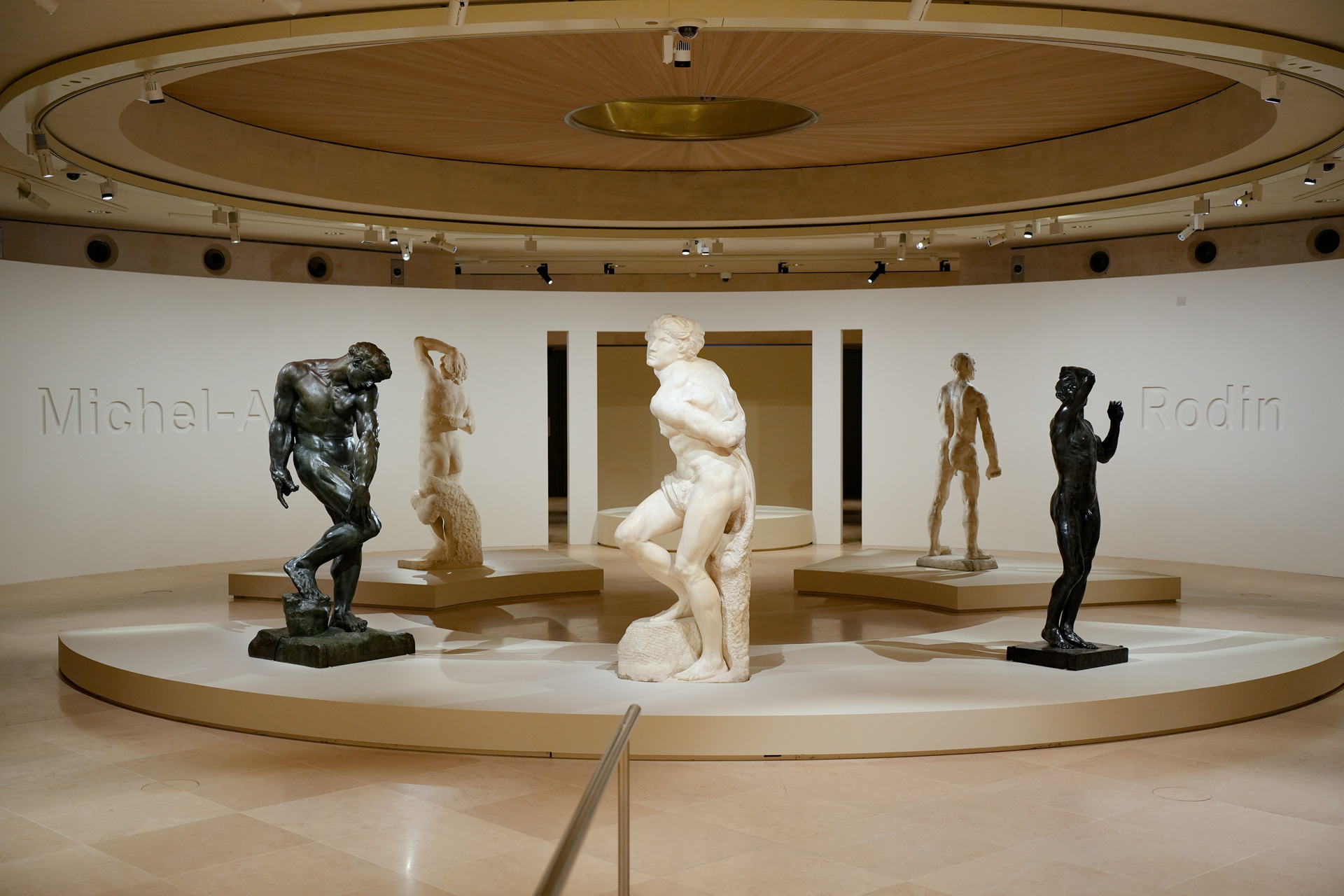 Vue de l'exposition Michel-Ange - Rodin, Corps vivants, Musée du Louvre, Paris, 2026, (c) photo Musée du Louvre - Ravith Trinh, Agenda Boombartstic mai 2026 - Fais-toi belle, Fais-toi beau, Boombartstic Art Magazine