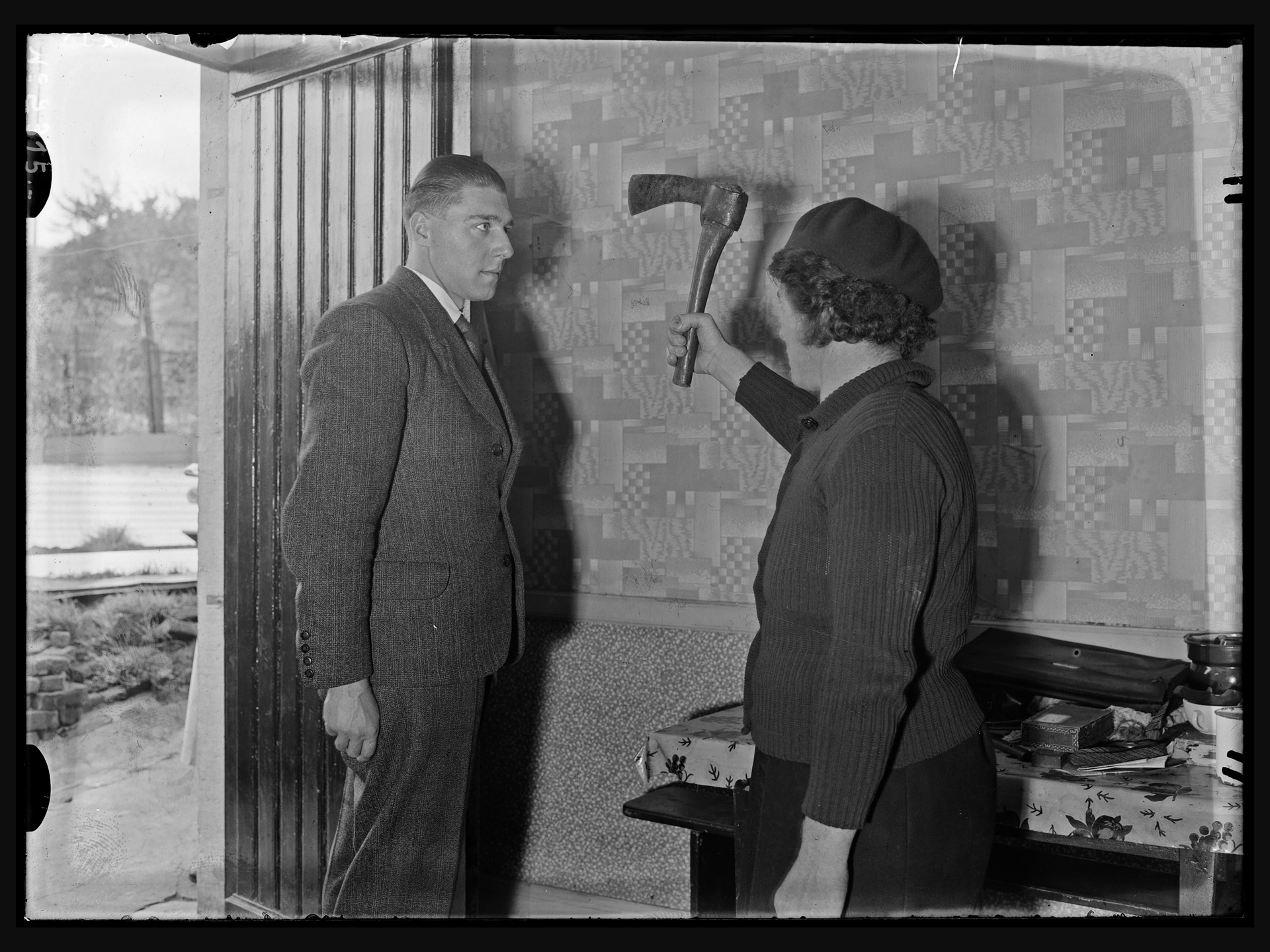 2315 - Reconstitution d’un meurtre Rue des Lilas 3, Ougrée14 octobre 1938, exposition De Beaux Assassinats, Musée de la Photographie, Charleroi, 2026, (c) Archives de l’État à Liège, Agenda Boombartstic mai 2026 - Fais-toi belle, beau, Boombartstic Art Magazine