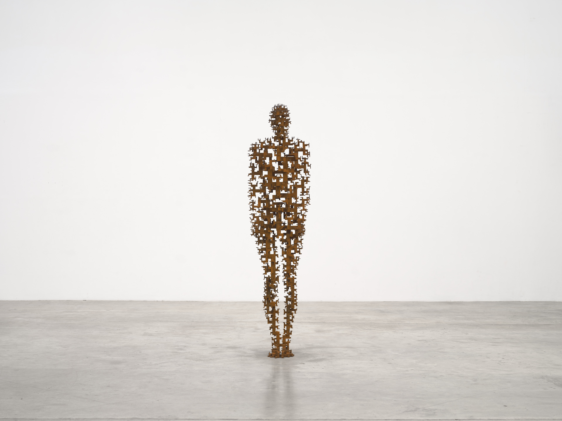 Antony Gormley, Attend, exposition Geestgrond, KMSKA - Musées des Beaux-Arts d'Anvers, 2026, (c) Antony Gormley, (c) photo Stephen White & Co, Agenda Boombartstic mai 2026 - fais-toi belle, beau, Boombartstic Art Magazine