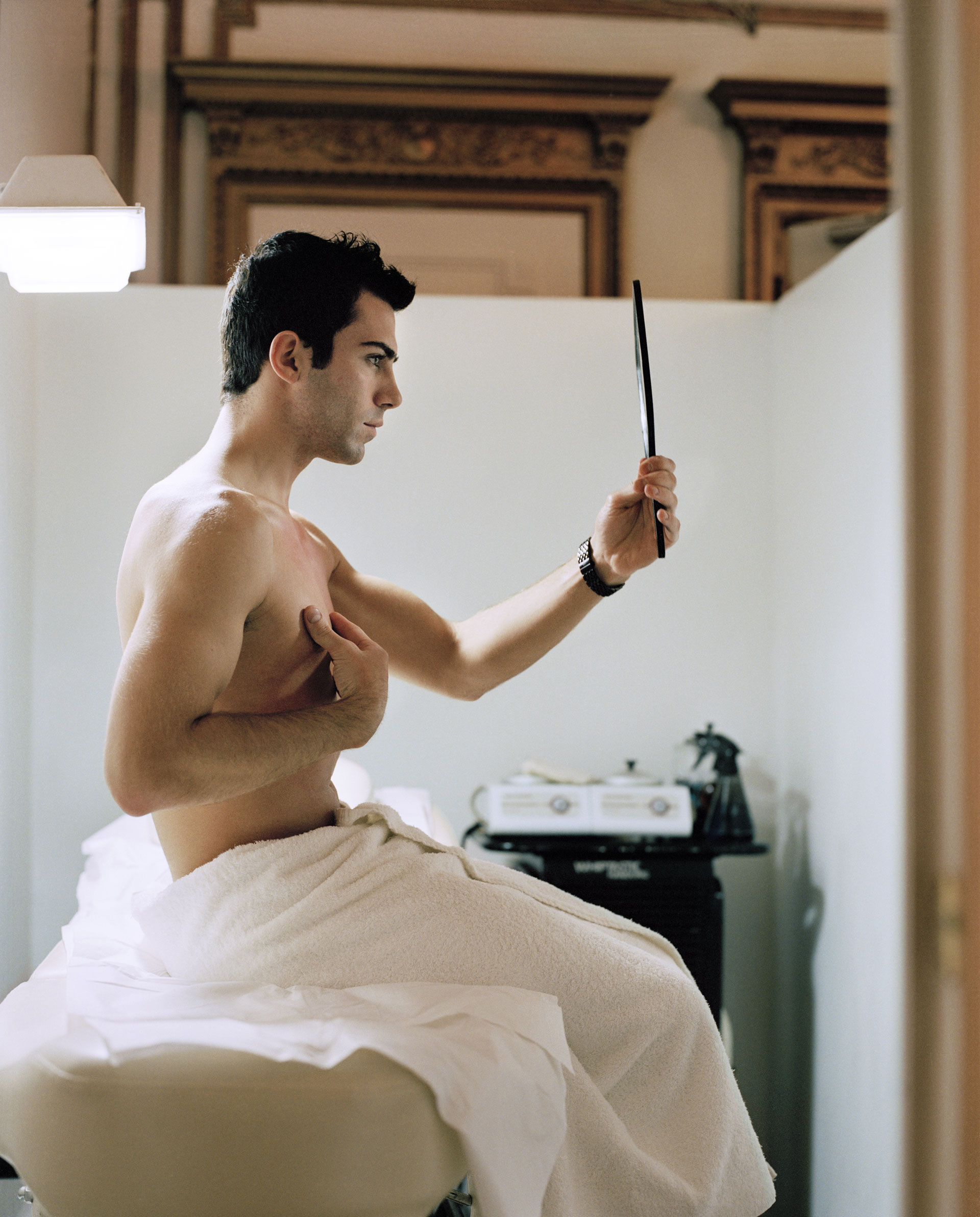 Zed Nelson, Image: Christopher, 22. Chest wax. J. Sister’s salon. New York, USA. de la série ‘Love Me’ par Zed Nelson, exposition Picture Perfect, BOZAR, Bruxelles, 2026, (c) Zed Nelson, Agenda Boombartstic mai 2026 - Fais-toi belle | Fais-toi beau, Boombartstic Art Magazine