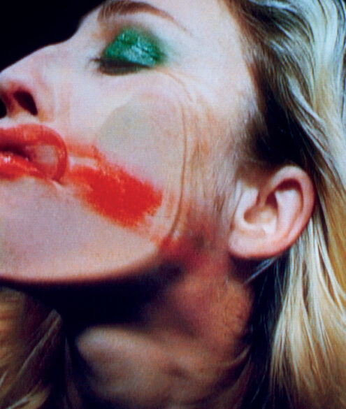 Pipilotti Rist, Be Nice To Me (Flatten 04) extraite de Open My Glade (Flatten), 2000, installation vidéo de Pipilotti Rist (video still), exposition Picture Perfect, BOZAR, Bruxelles, 2026, (c) Pipilotti Rist / 2026, SABAM , Courtesy the artist, Hauser & Wirth and Luhring Augustine, Agenda Boombartstic mai 2026 - Fais-toi belle | Fais-toi beau, Boombartstic Art Magazine