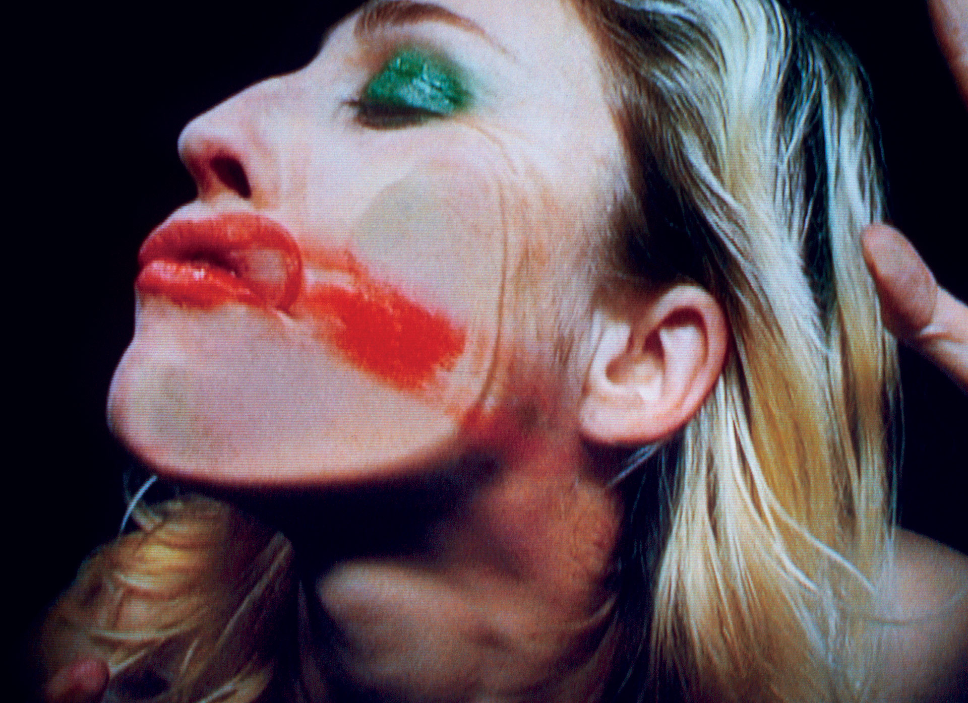 Pipilotti Rist, Be Nice To Me (Flatten 04) from Open My Glade (Flatten), 2000, installation vidéo de Pipilotti Rist (capture vidéo), exposition Picture Perfect, BOZAR, Bruxelles, 2026, (c) Pipilotti Rist / 2026, SABAM, courtesy the artist, Hauser & Wirth et Luhring Augustine, Boombartstic Art Magazine