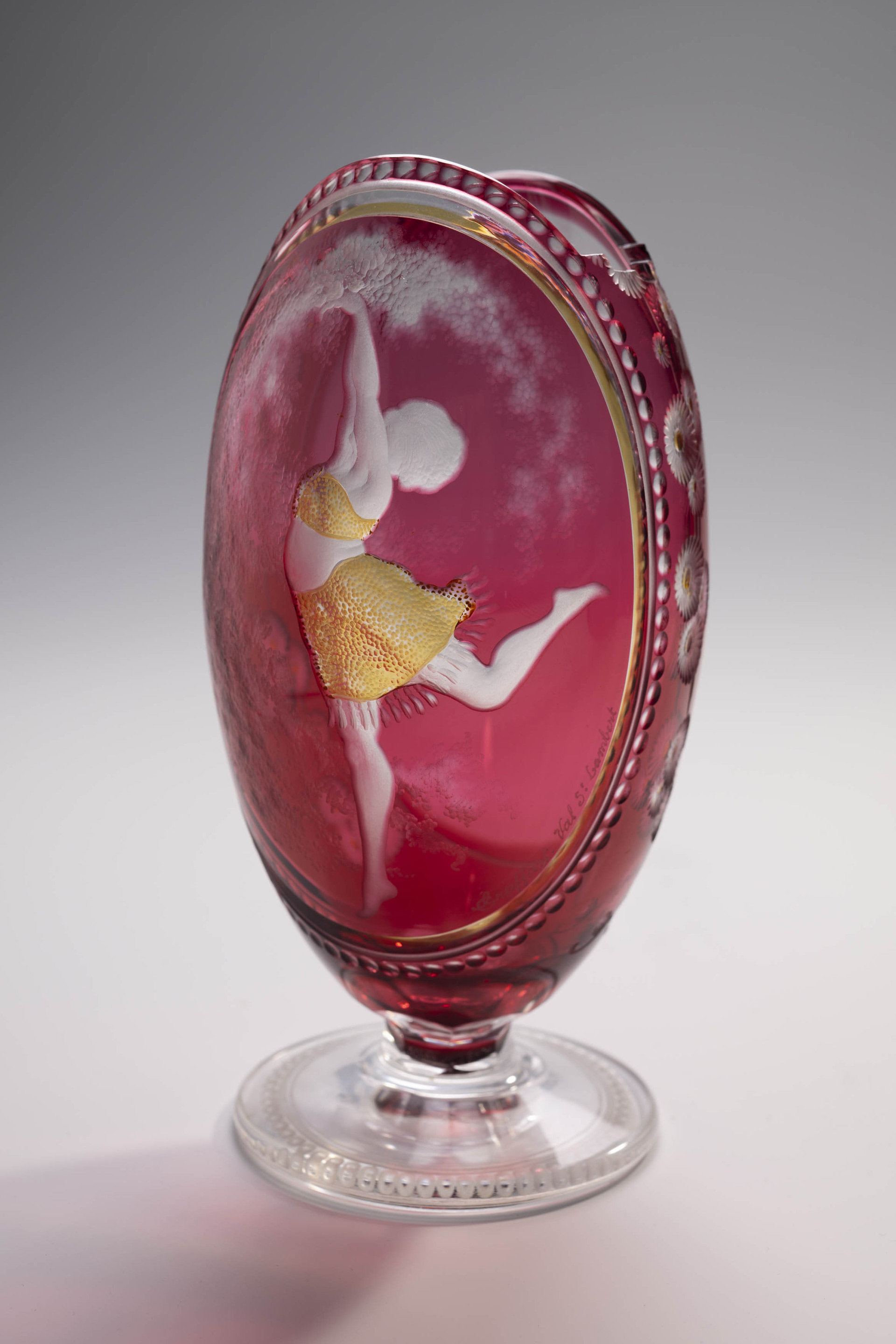 Charles Graffart , Vase Danseuse, 1924-1925, Fondation Madeleine 7, Bruxelles, exposition Art Déco et Modernisme au Val Saint-Lambert (1925-1939), Musée du Verre de Charleroi, 2026, (c) photo Guy Focant, Boombartstic Art Magazine