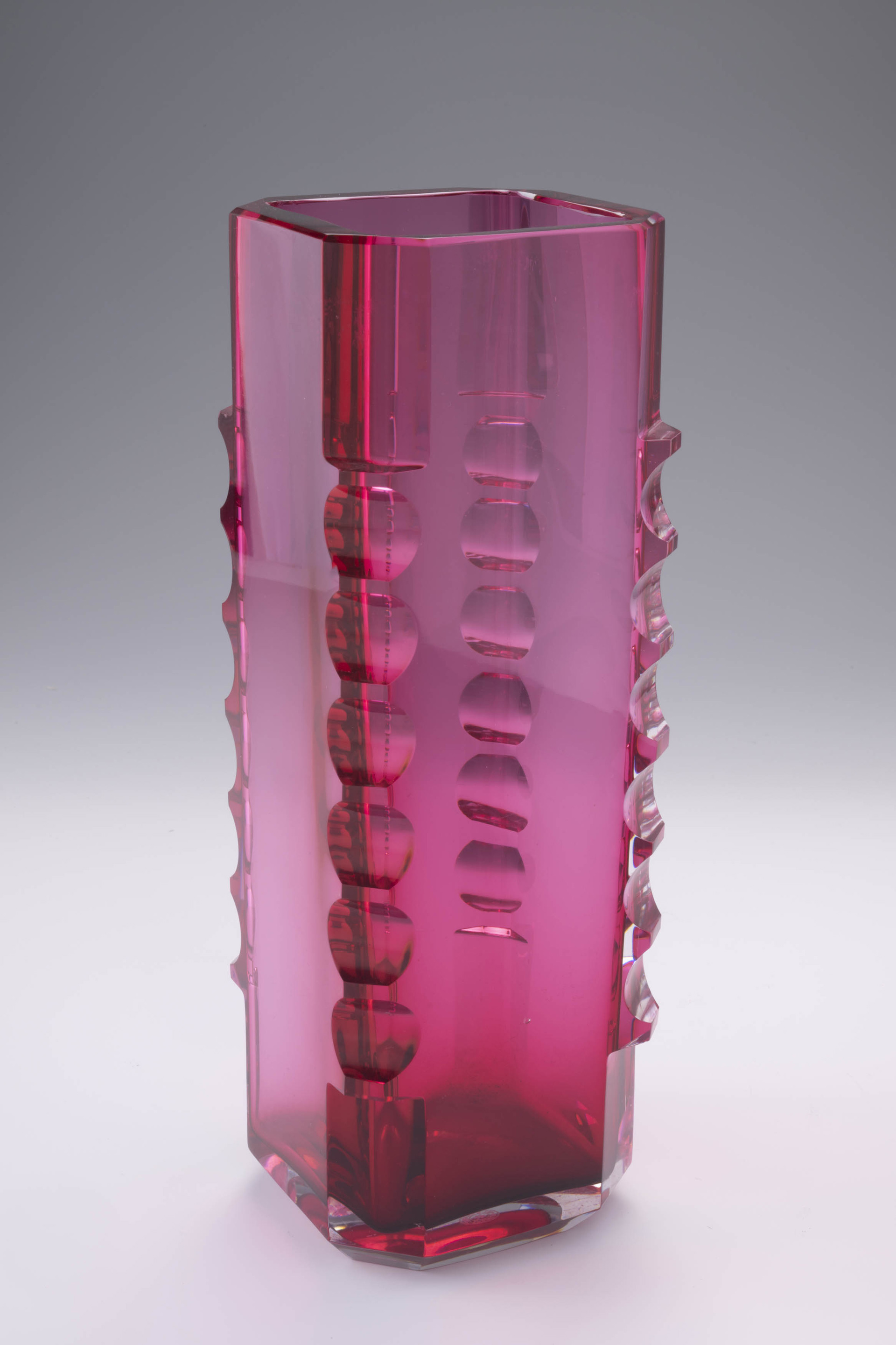 Vase Timor, Cristal fuchsia, taillé à la roue, 1937, Fondation Madeleine 7, Bruxelles, exposition Art Déco et Modernisme au Val Saint-Lambert (1925-1939), (c) photo Guy Focant, Boombartstic Art Magazine