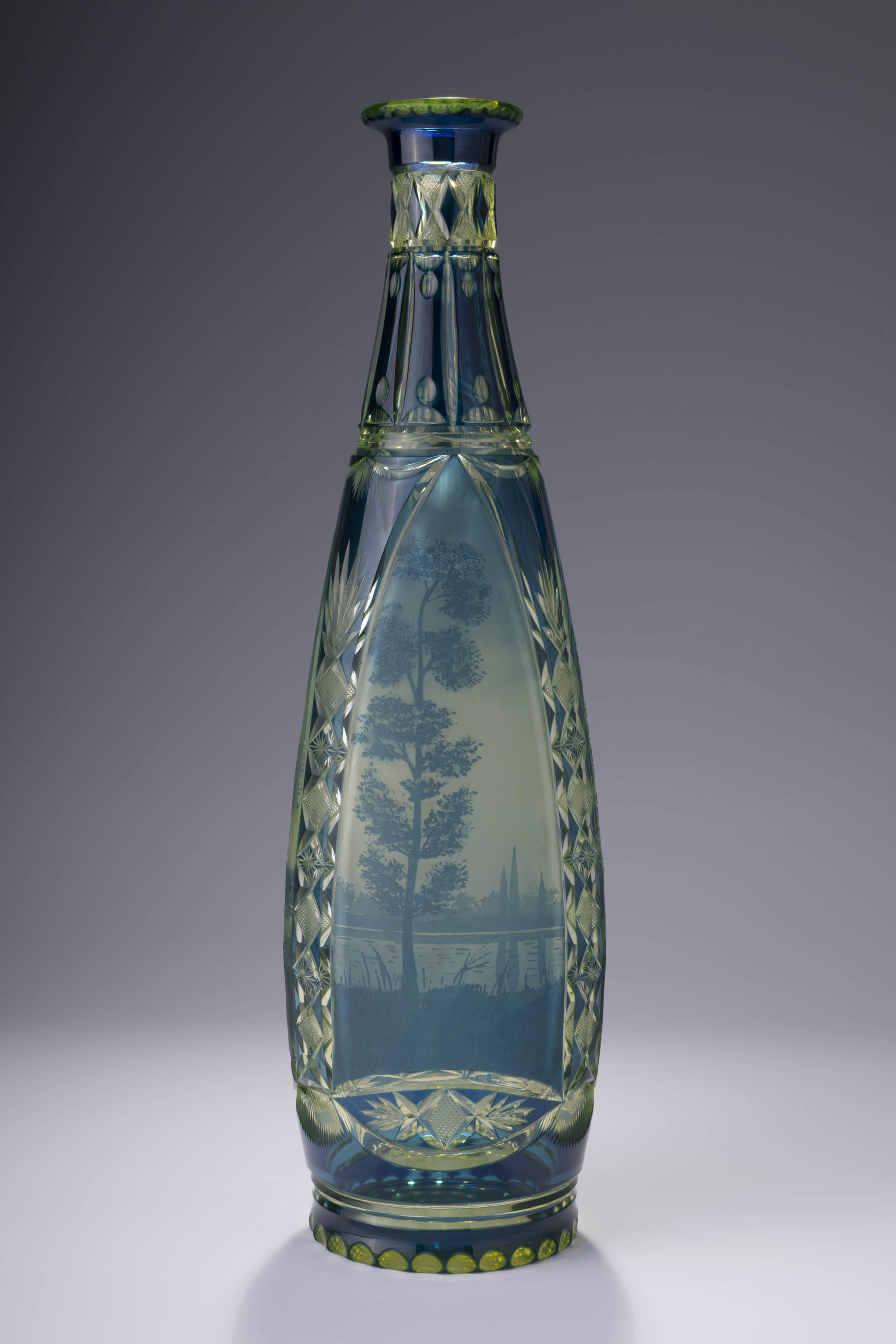Lucien Petignot et Modeste Denoël, Vase Saint-Malo, 1926, Fondation Madeleine 7, Bruxelles, exposition Art Déco et Modernisme au Val Saint-Lambert (1925-1939), Musée du Verre de Charleroi, 2026, (c) photo Guy Focant, Boombartstic Art Magazine