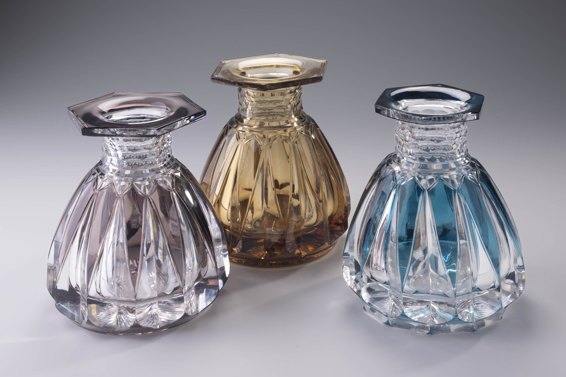 Ensemble présenté dans l'exposition Art Déco et Modernisme au Val Saint-Lambert (1925-1939), Musée du Verre de Charleroi, 2026, (c) photo Guy Focant, Boombartstic Art Magazine