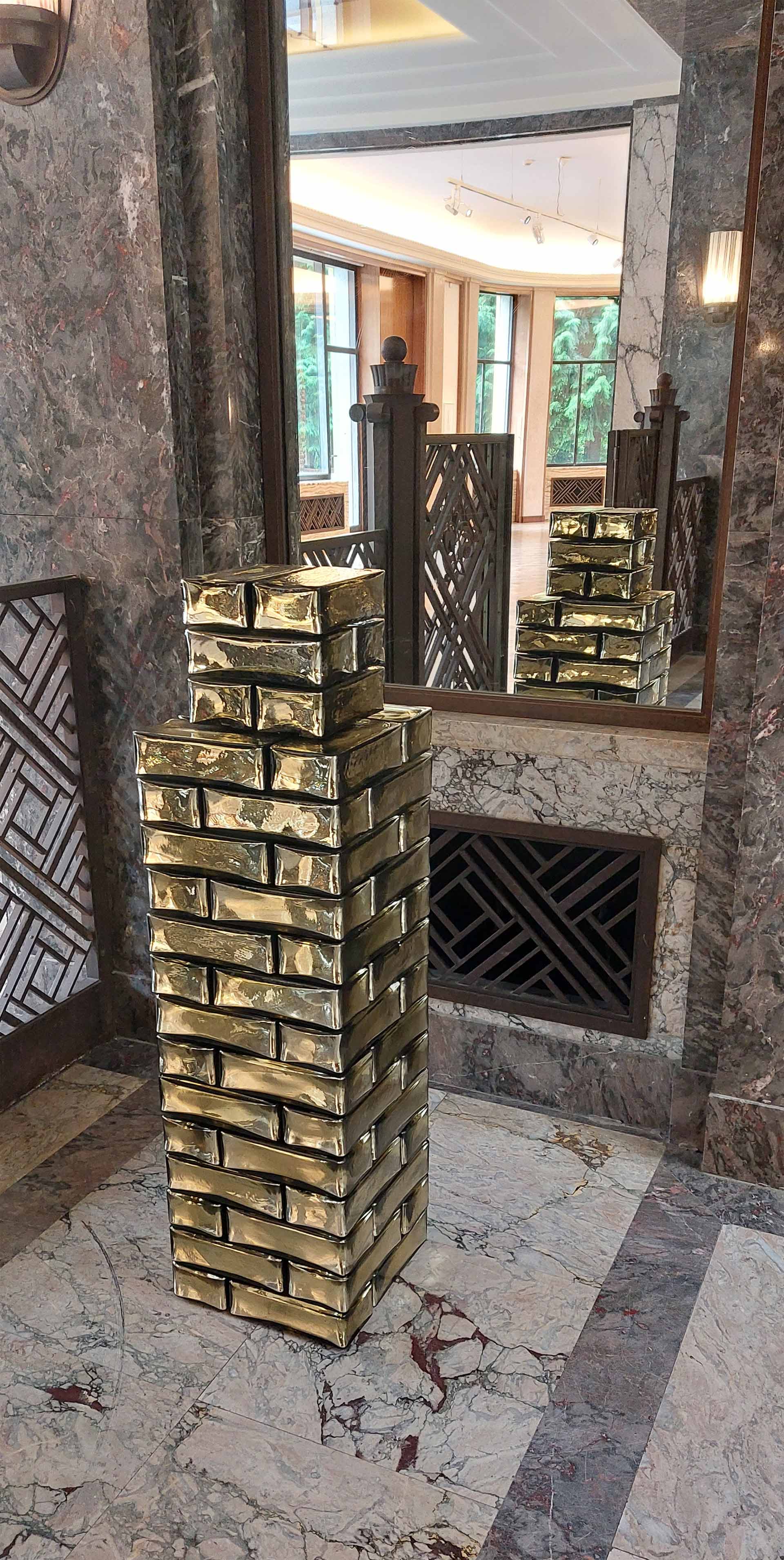 Jean-Michel Othoniel, Wonder Block, 2025, verre indien miroité champagne, inox, vue de l'exposition Diary of Happiness, Fondation Boghossian - Villa Empain, 2026, (c) Othoniel Studio, (c) photo Eric Mabille - Boombartstic Art Magazine