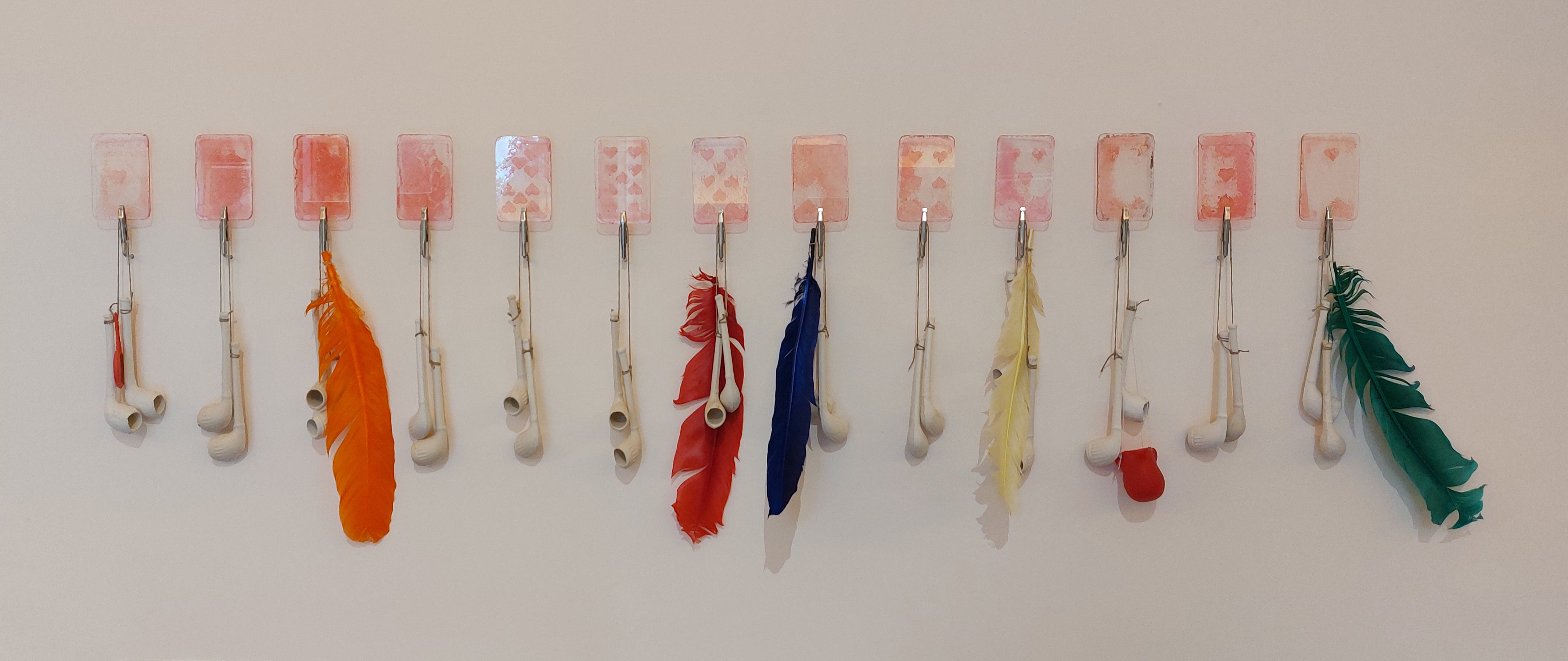 Jean-Michel Othoniel, Le Burlador, détail, 1990, Cartes à jouer sur verre, pipes en terre (ou éléments en céramique), plumes et objets divers, exposition Diary of Happiness, Fondation Boghossian - Villa Empain, 2026, (c) Othoniel Studio, (c) photo Eric Mabille - Boombartstic Art Magazine
