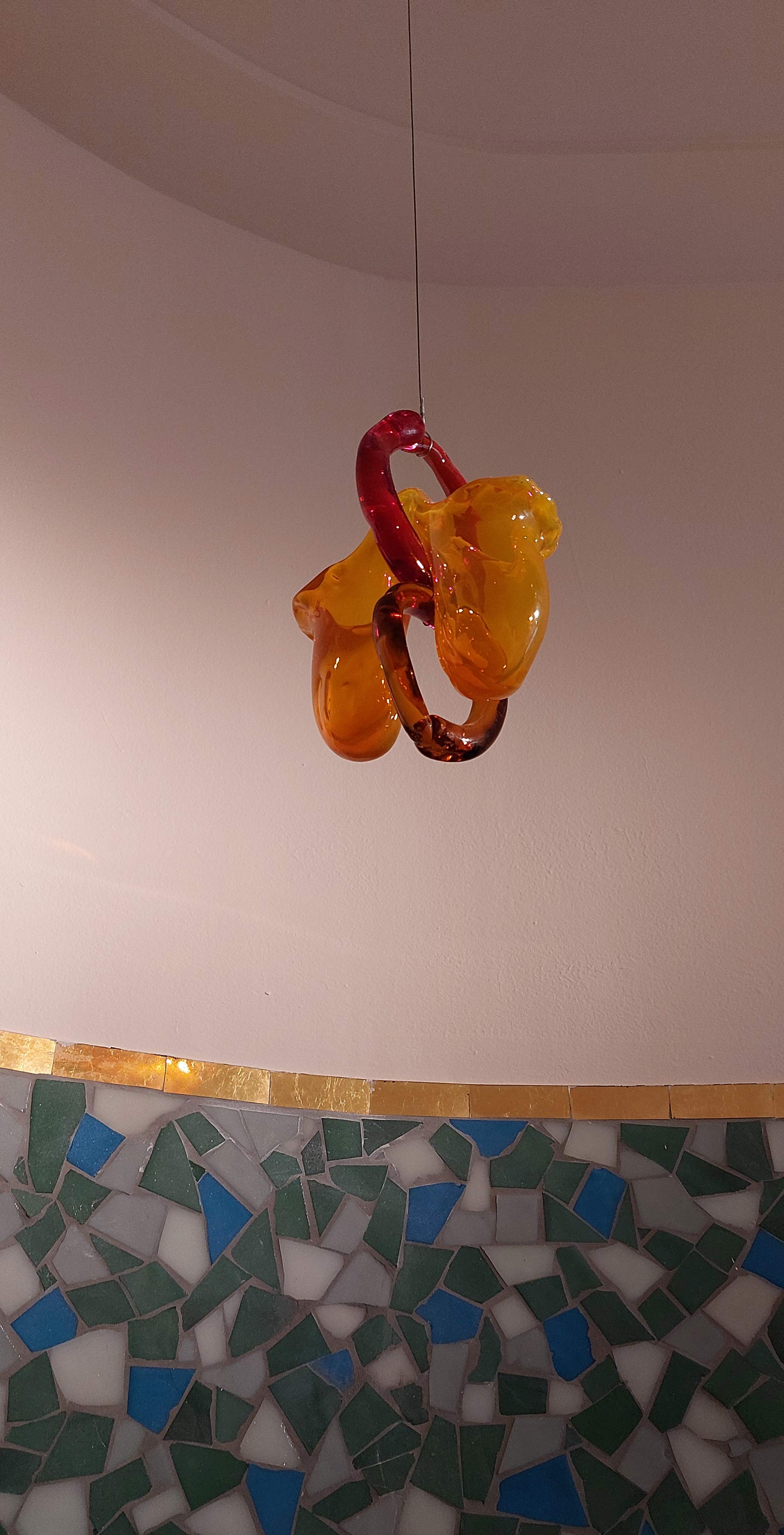 Jean-Michel Othoniel, Sabot de Vénus, 1996, verre de Murano rouge et jaune, exposition Diary of Happiness, Fondation Boghossian - Villa Empain, 2026, (c) Othoniel Studio, (c) photo Eric Mabille - Boombartstic Art Magazine