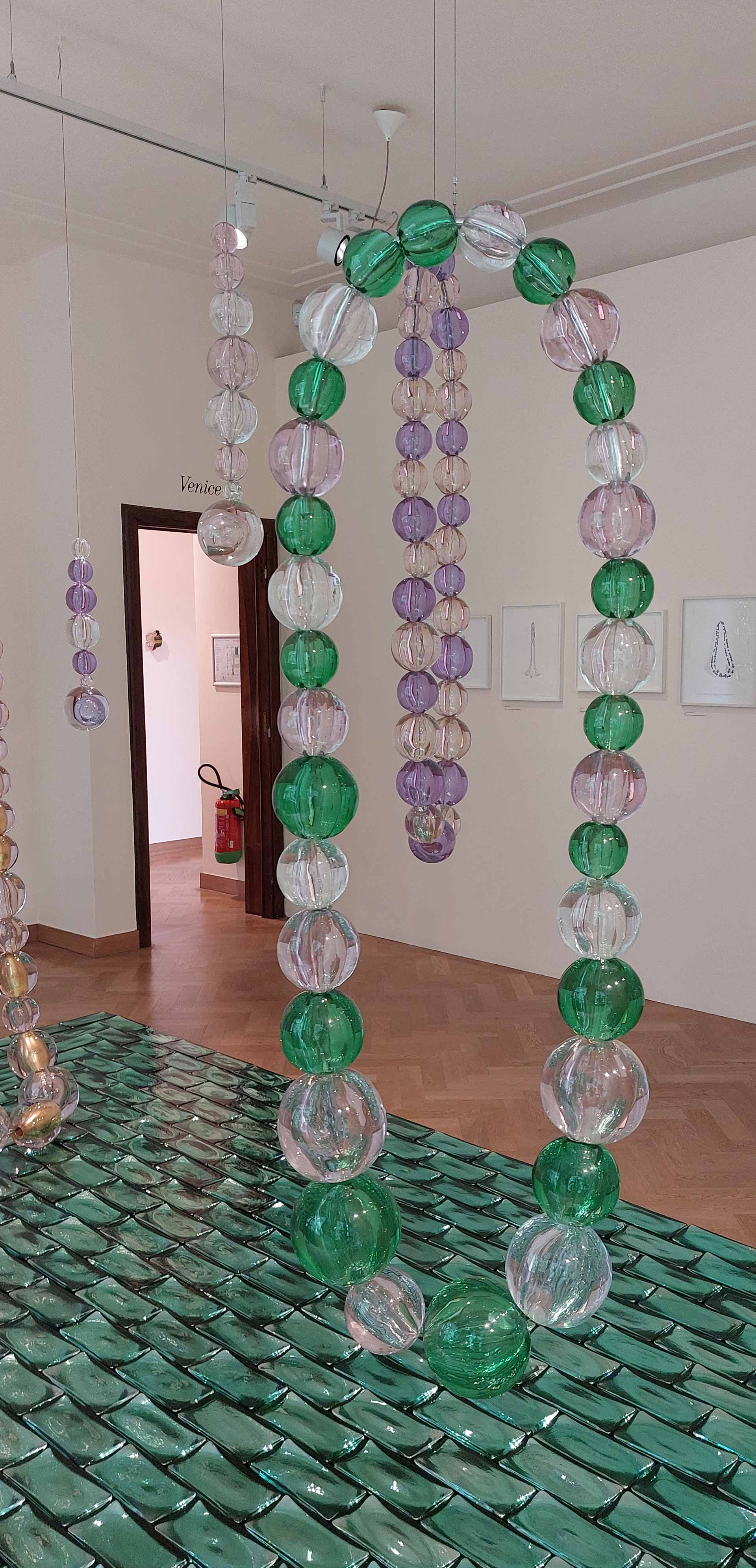 Jean-Michel Othoniel, vue de l'exposition Diary of Happiness, Fondation Boghossian - Villa Empain, 2026, (c) Othoniel Studio, (c) photo Eric Mabille - Boombartstic Art Magazine