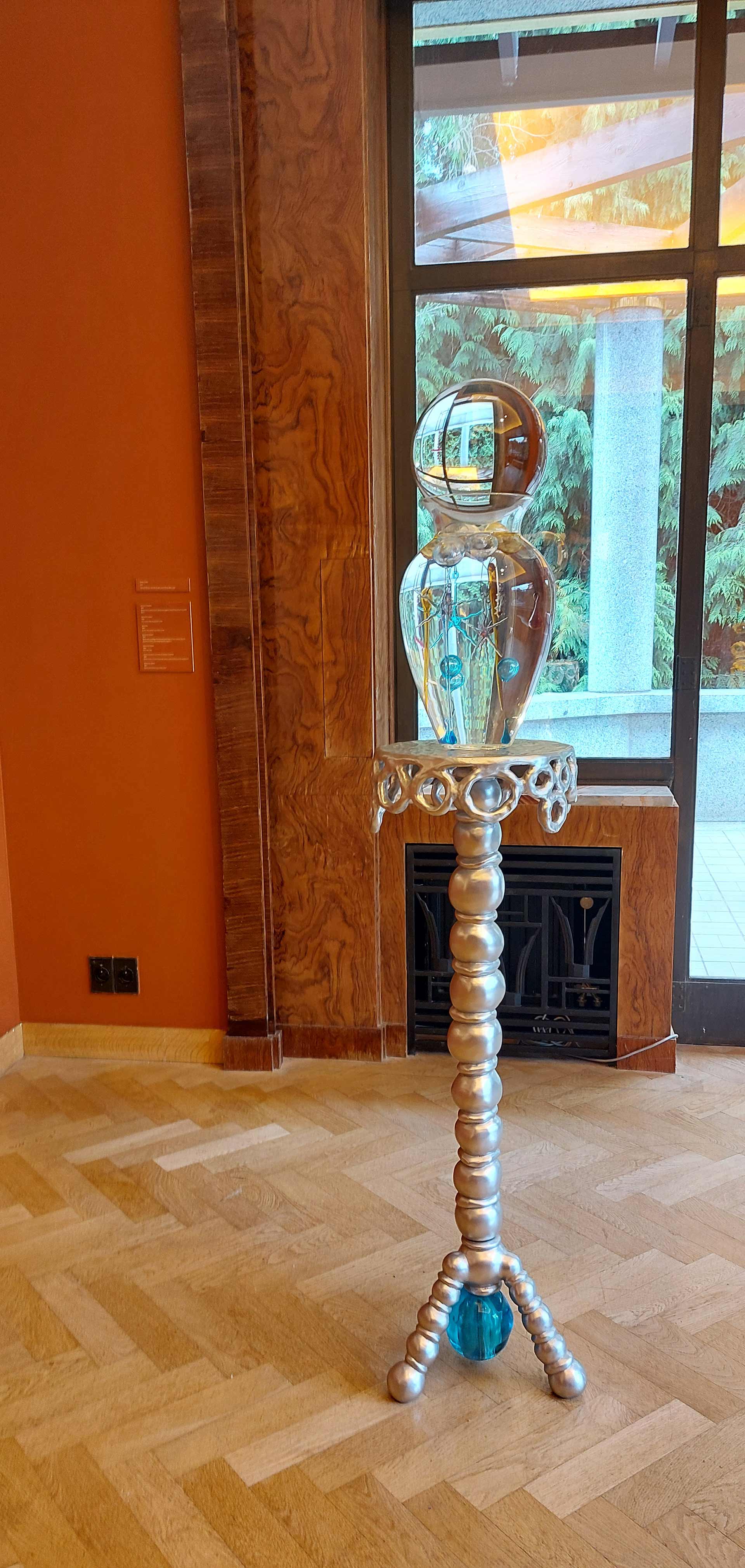 Jean-Michel Othoniel, Bottle of Tears, 2011, verre de Murano, eau, exposition Diary of Happiness, Fondation Boghossian - Villa Empain, 2026, (c) Othoniel Studio, (c) photo Eric Mabille, Boombartstic Art Magazine