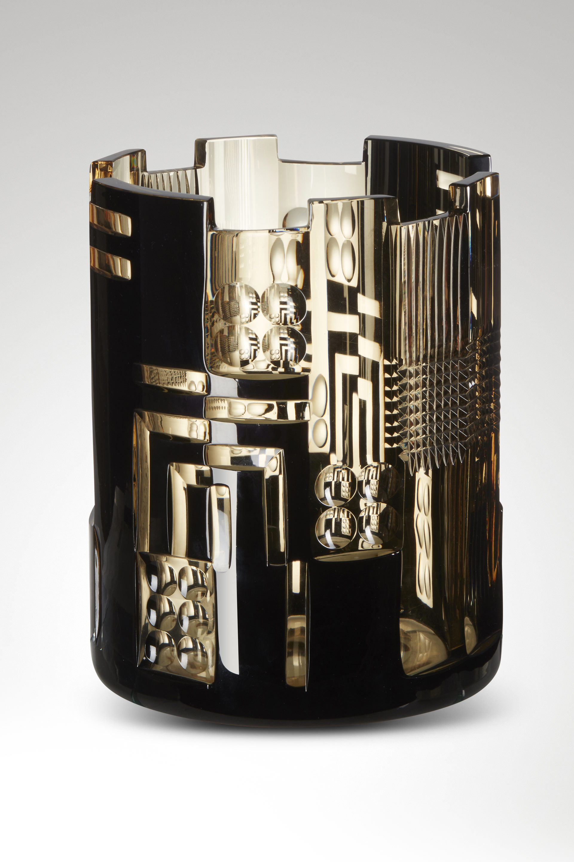 Joseph Simon, Vase Cardinal, Cristal topaze doublé prune, taillé à la roue, 1935, Alonso International Glass Collection, en dépôt au Design Museum Gent, exposition Art Déco et Modernisme au Val Saint-Lambert (1925-1939), Musée du Verre de Charleroi, 2026, (c) Hiroyuki Yamamoto, Boombartstic Art Magazine