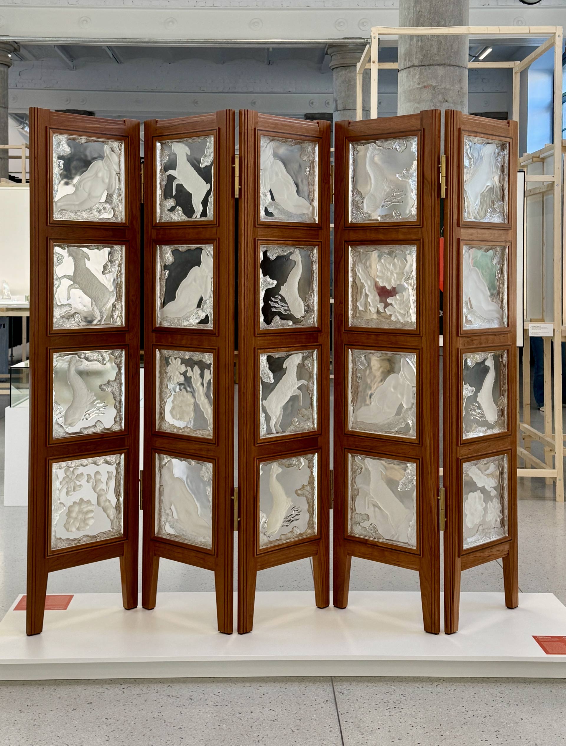 Henri Puvrez & Onno Schelling, Paravent, exposition Art Déco et Modernisme au Val Saint-Lambert (1925-1939), Musée du Verre de Charleroi, 2026, (c) photo Be Culture, Boombartstic Art Magazine