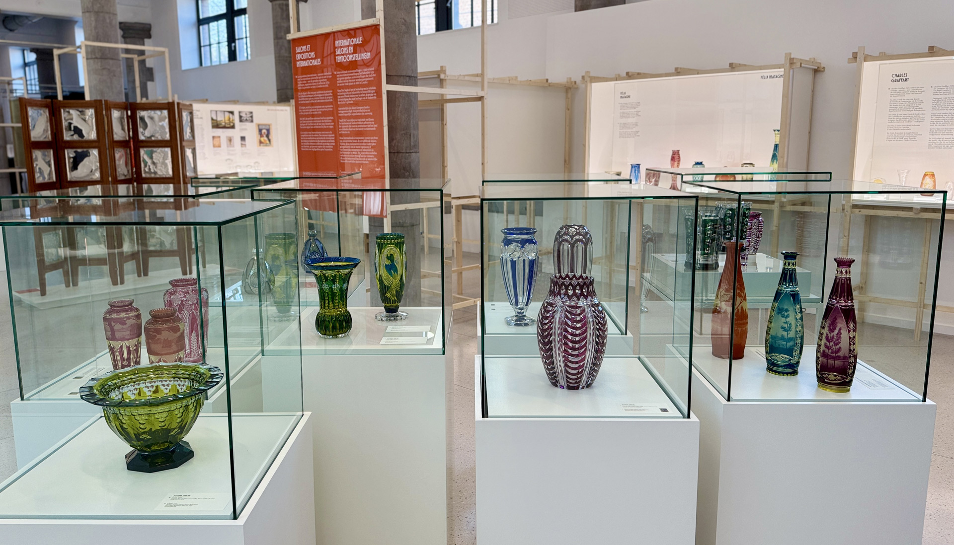 Vue de l'exposition Art Déco et Modernisme au Val Saint-Lambert (1925-1939), Musée du Verre de Charleroi, 2026, (c) photo Be Culture, Boombartstic Art Magazine